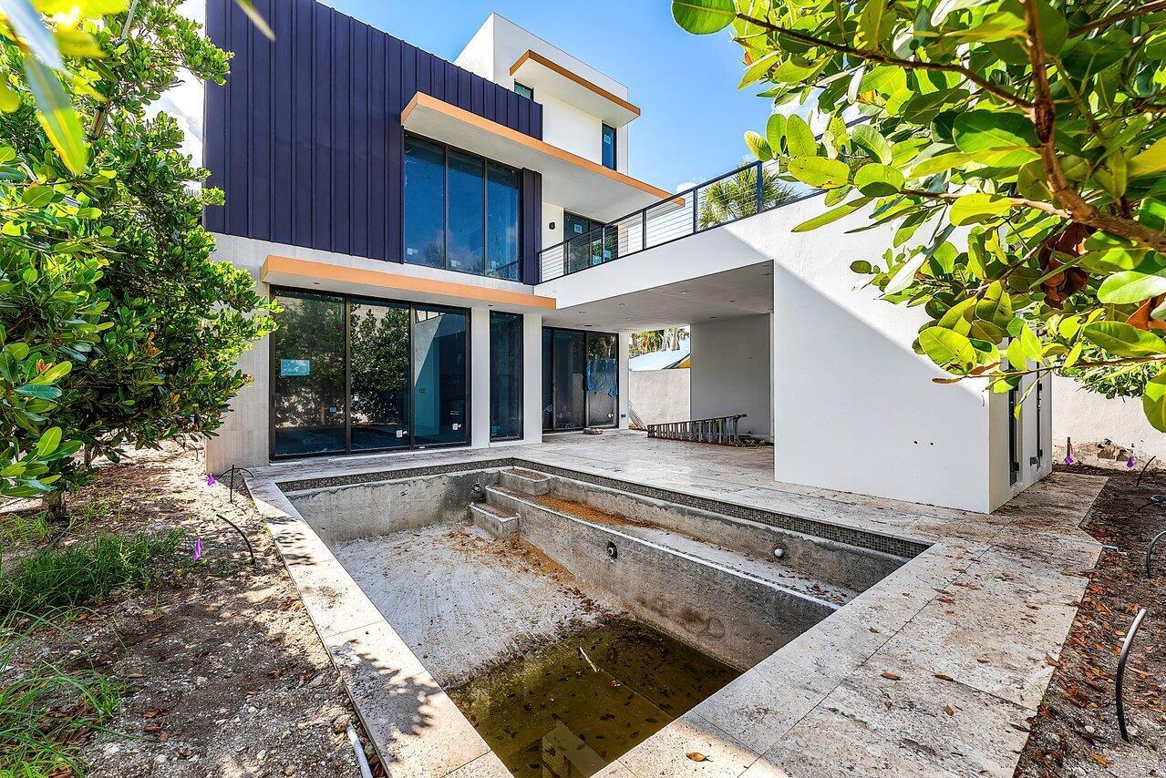 810 Palm Trail