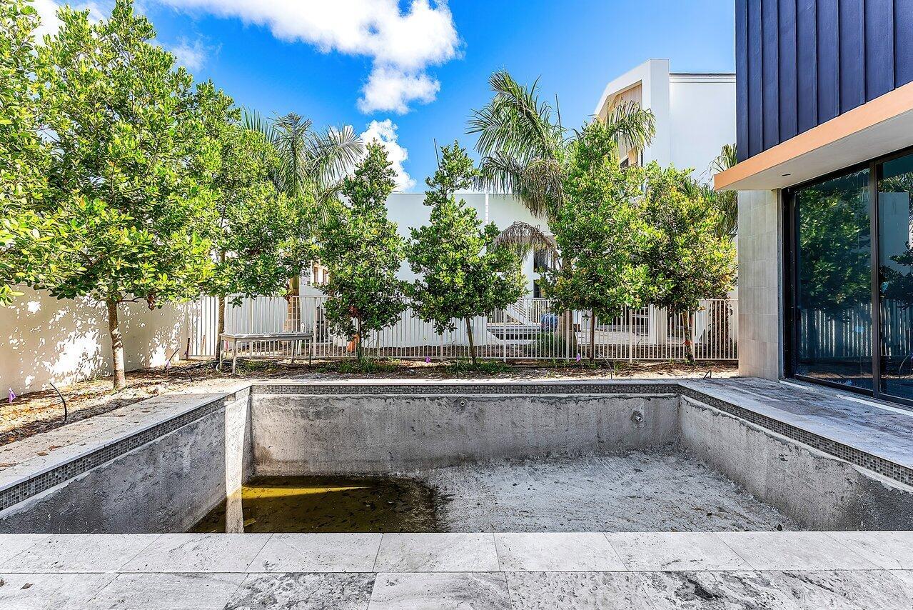 810 Palm Trail