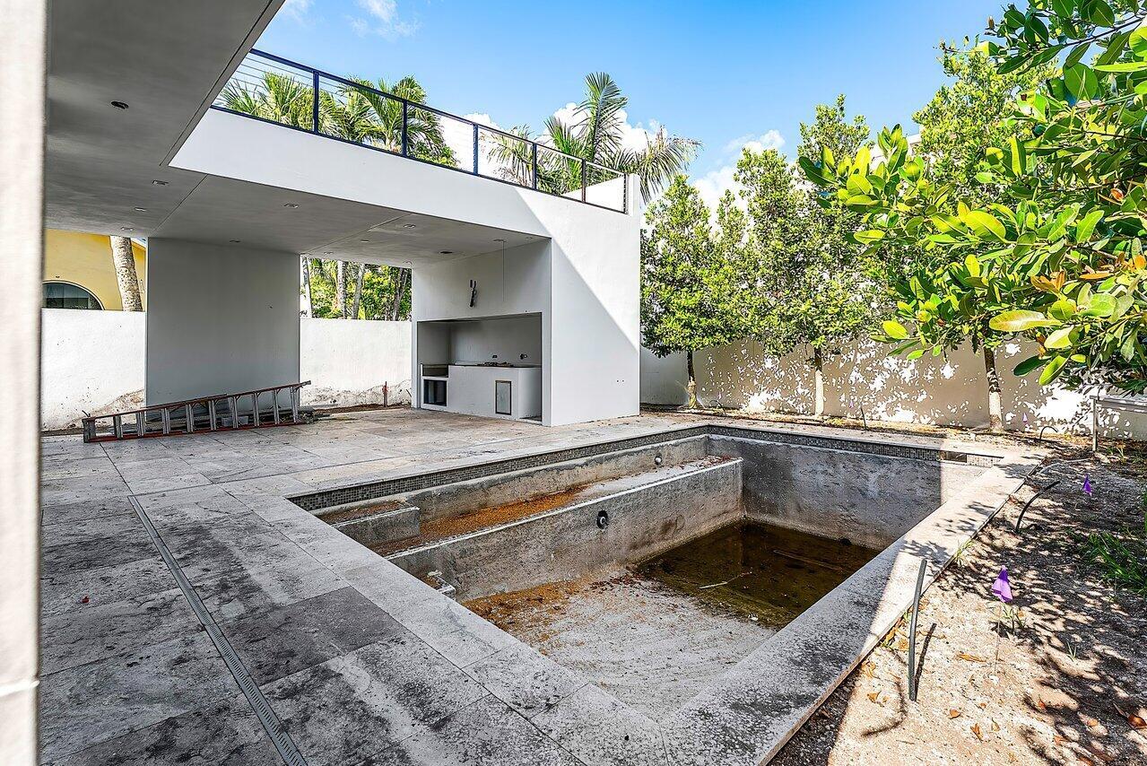 810 Palm Trail