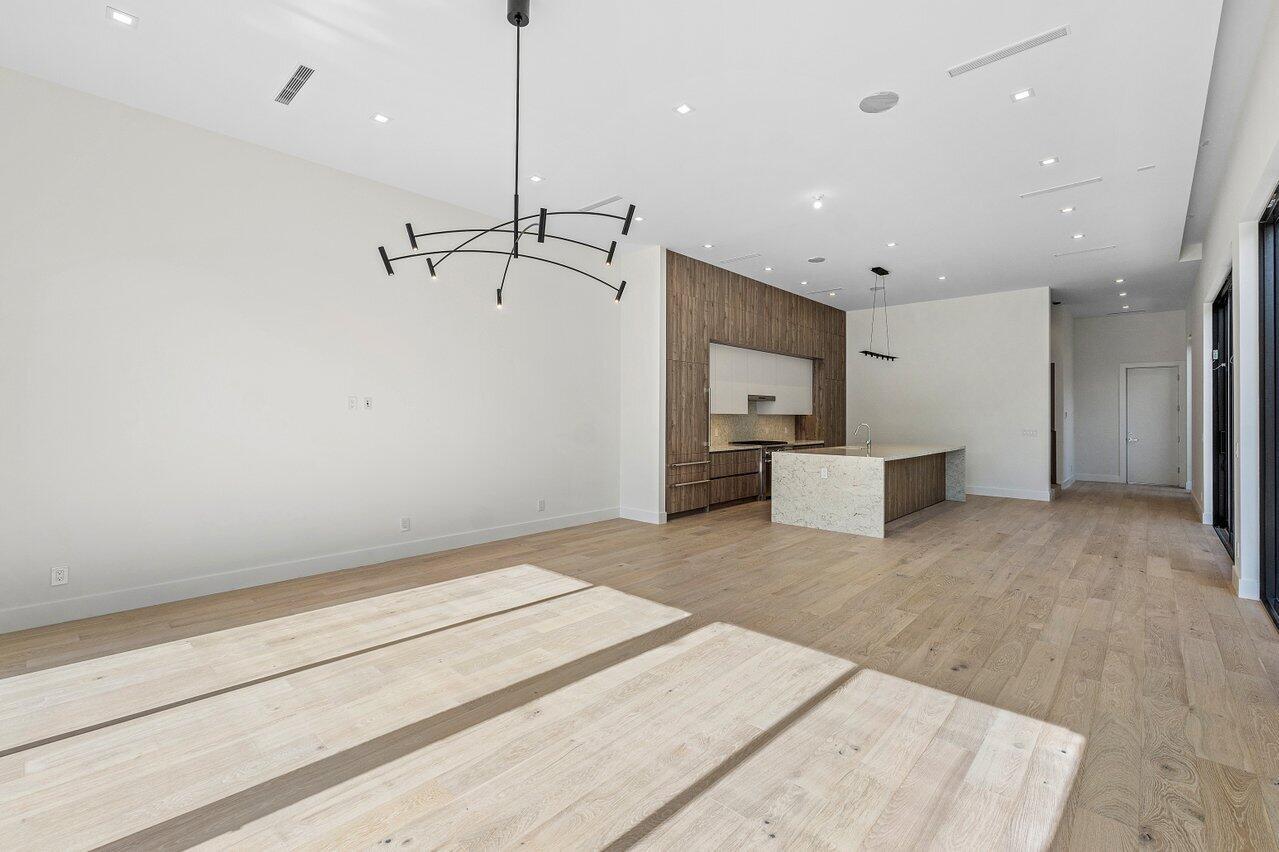 929 NE 8th Avenue