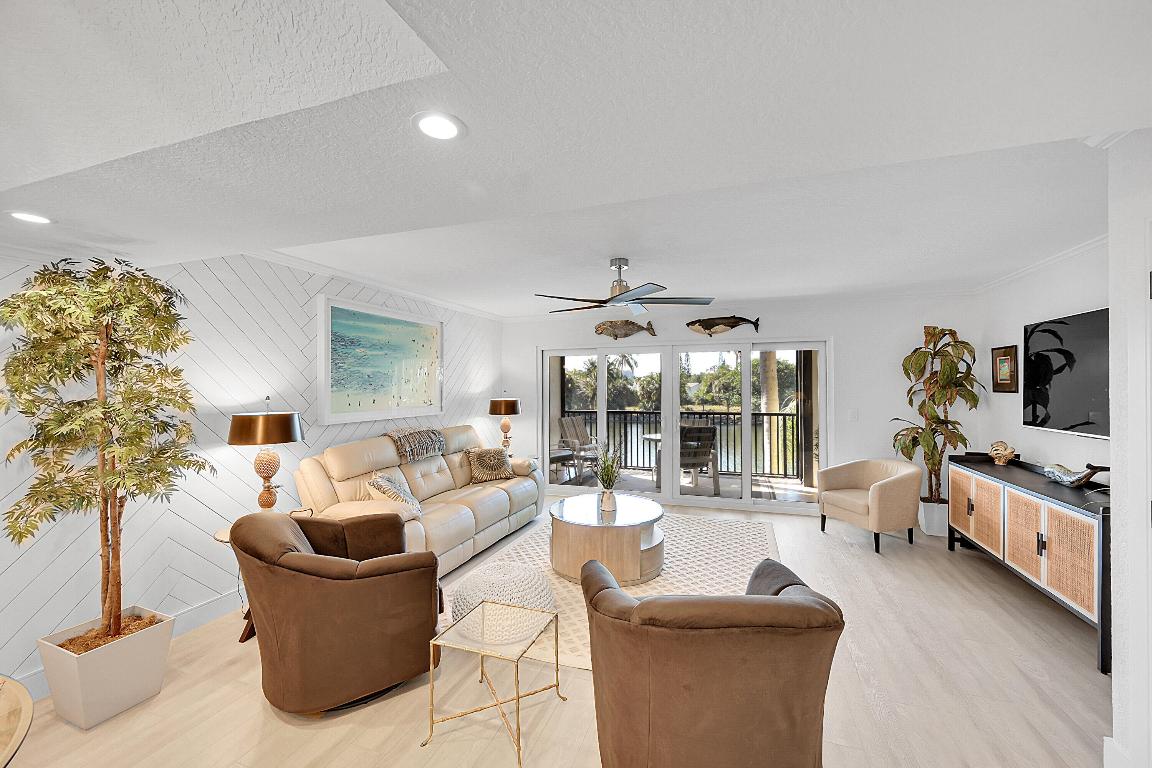 240 Captains Walk 517