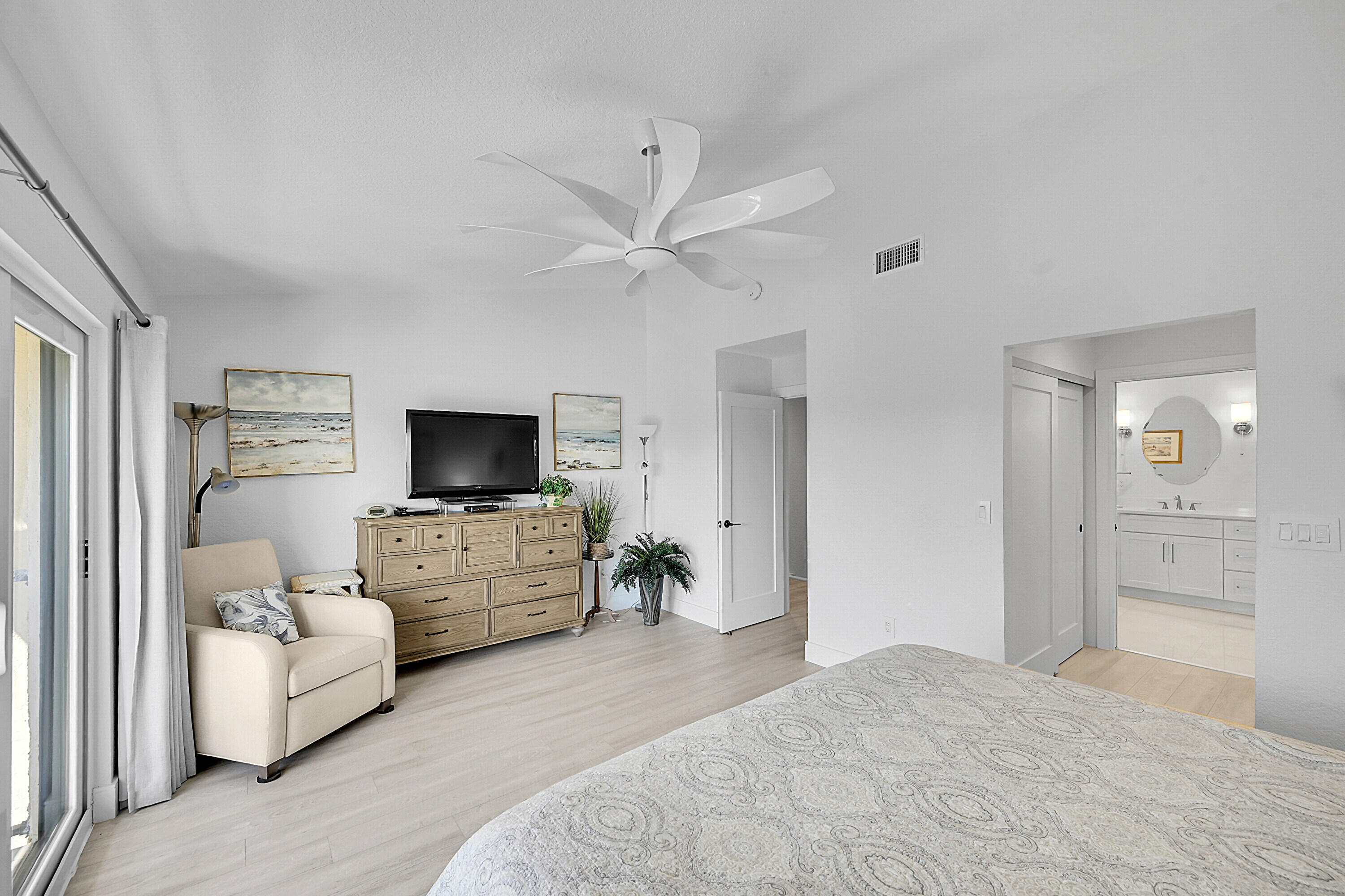 240 Captains Walk 517