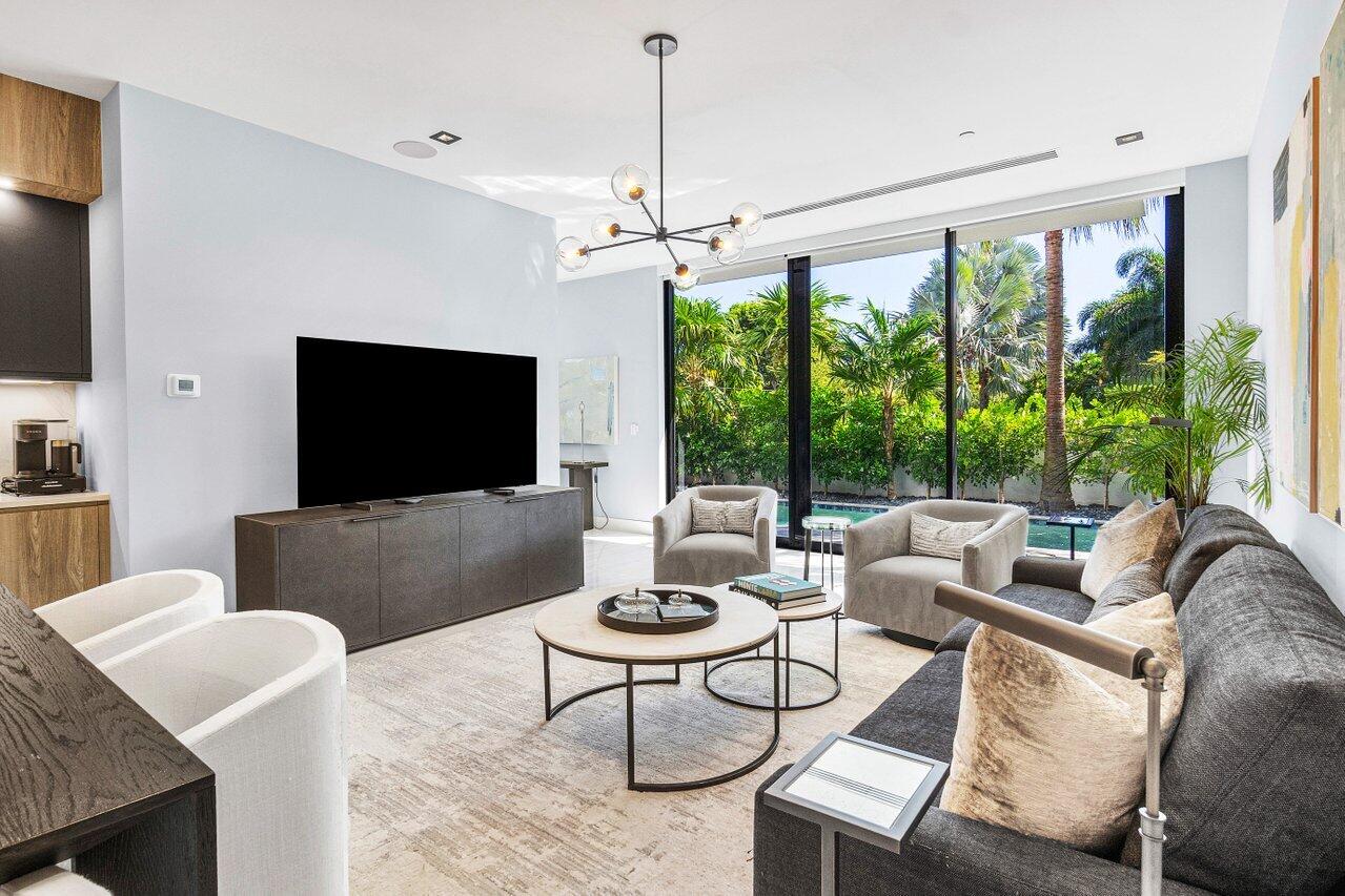 914 Palm Trail