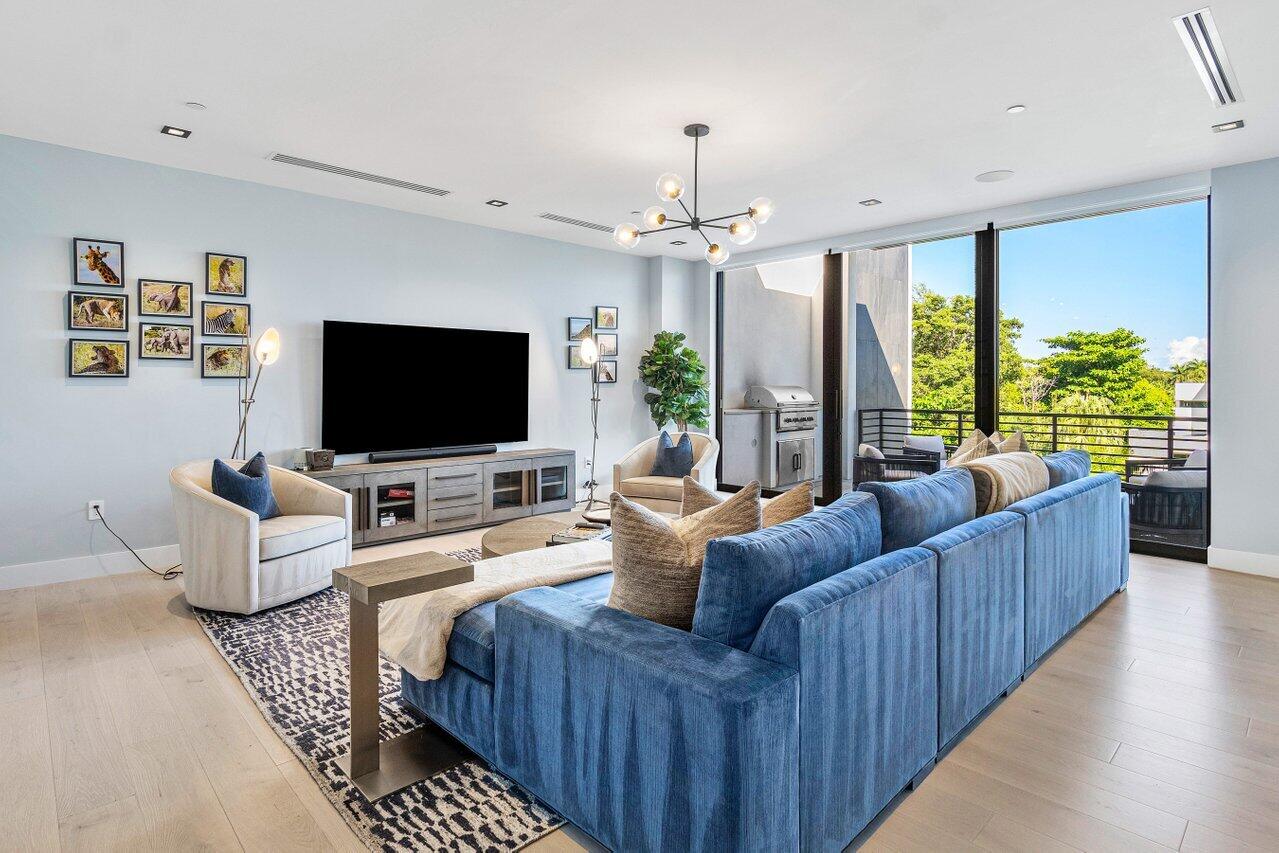 914 Palm Trail