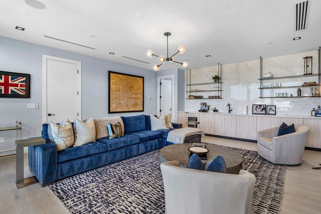 914 Palm Trail