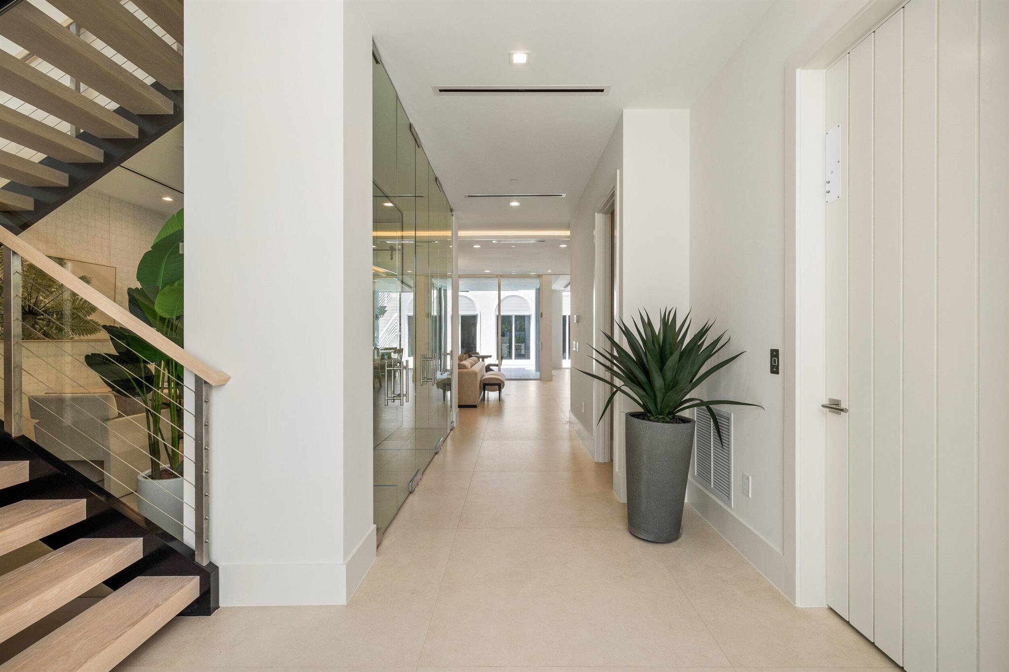 812 Palm Trail
