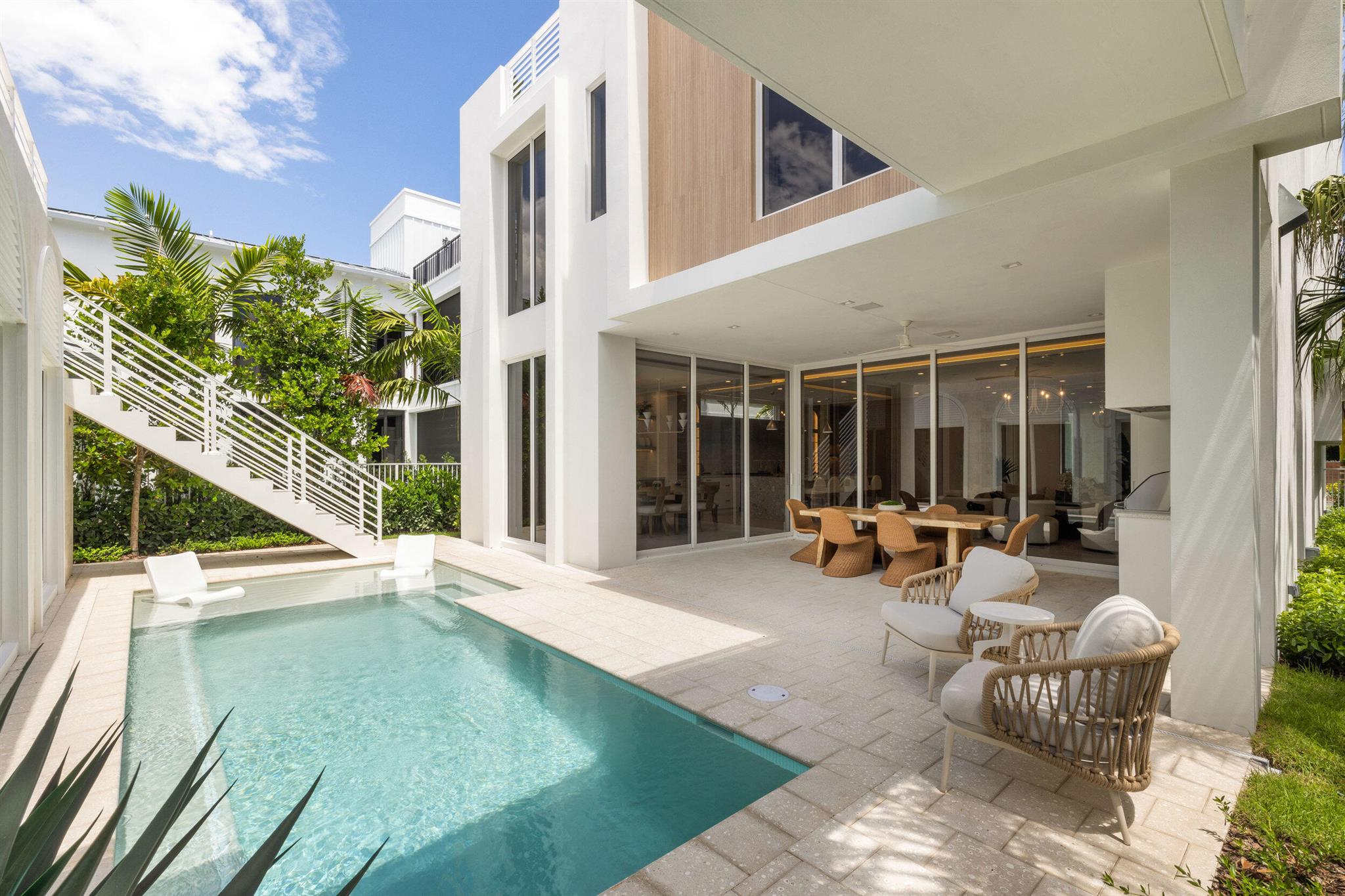 812 Palm Trail