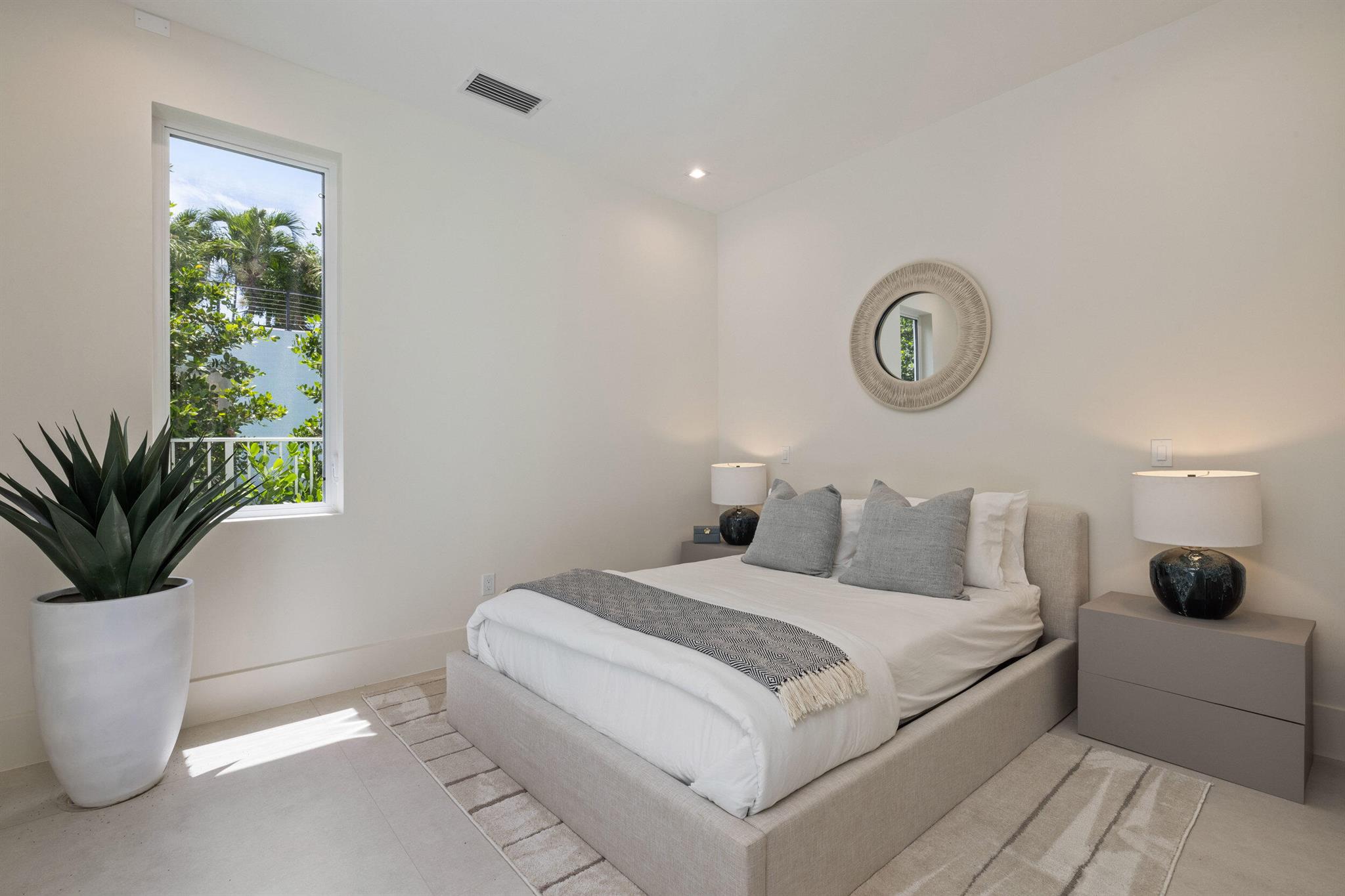 812 Palm Trail