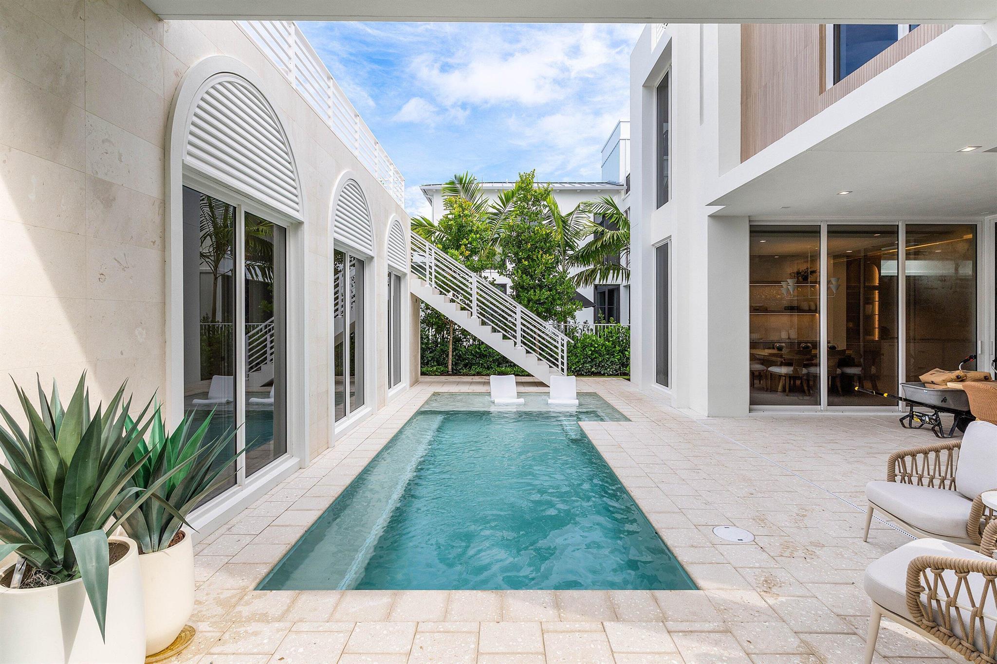 812 Palm Trail