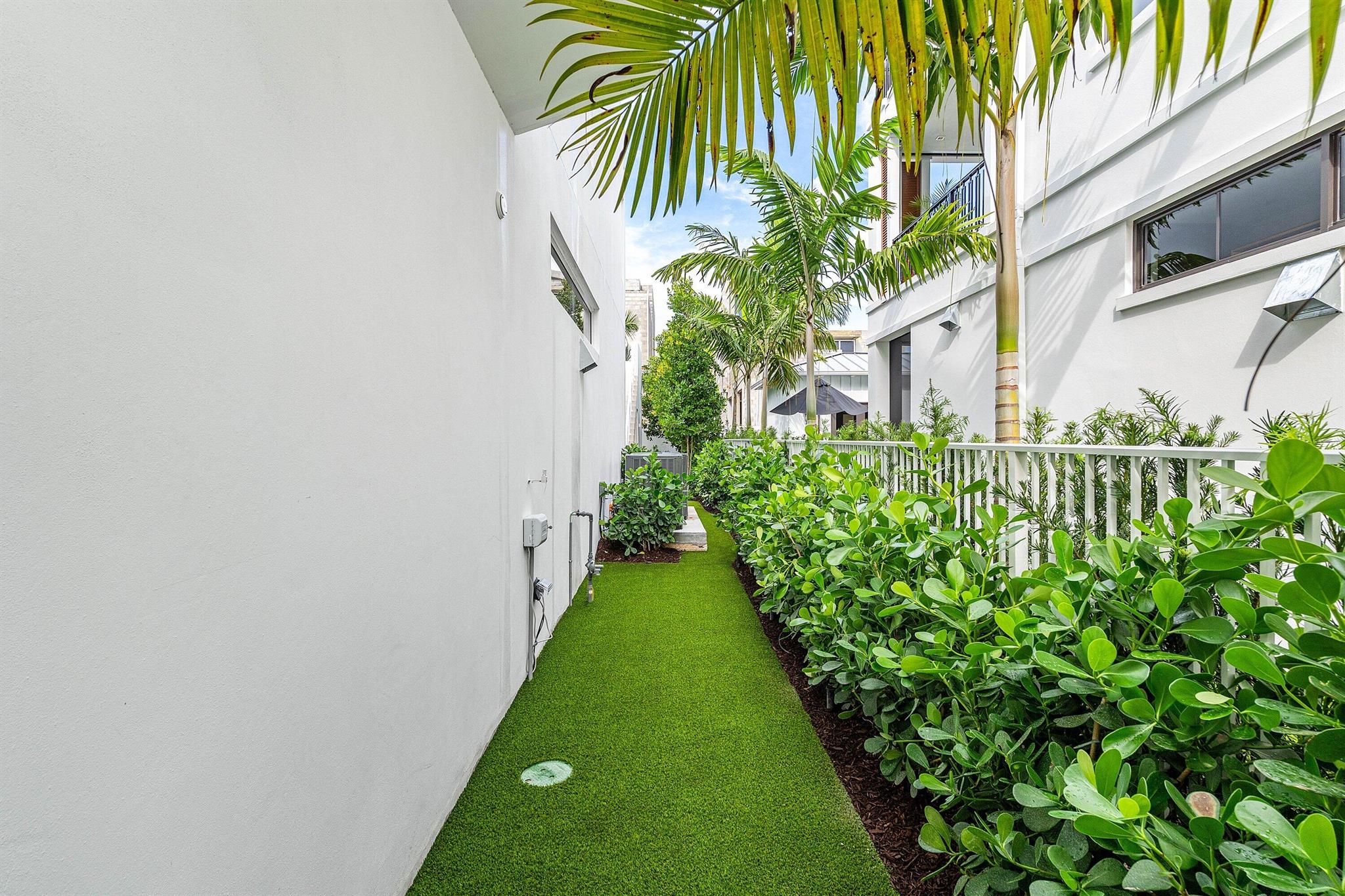 812 Palm Trail