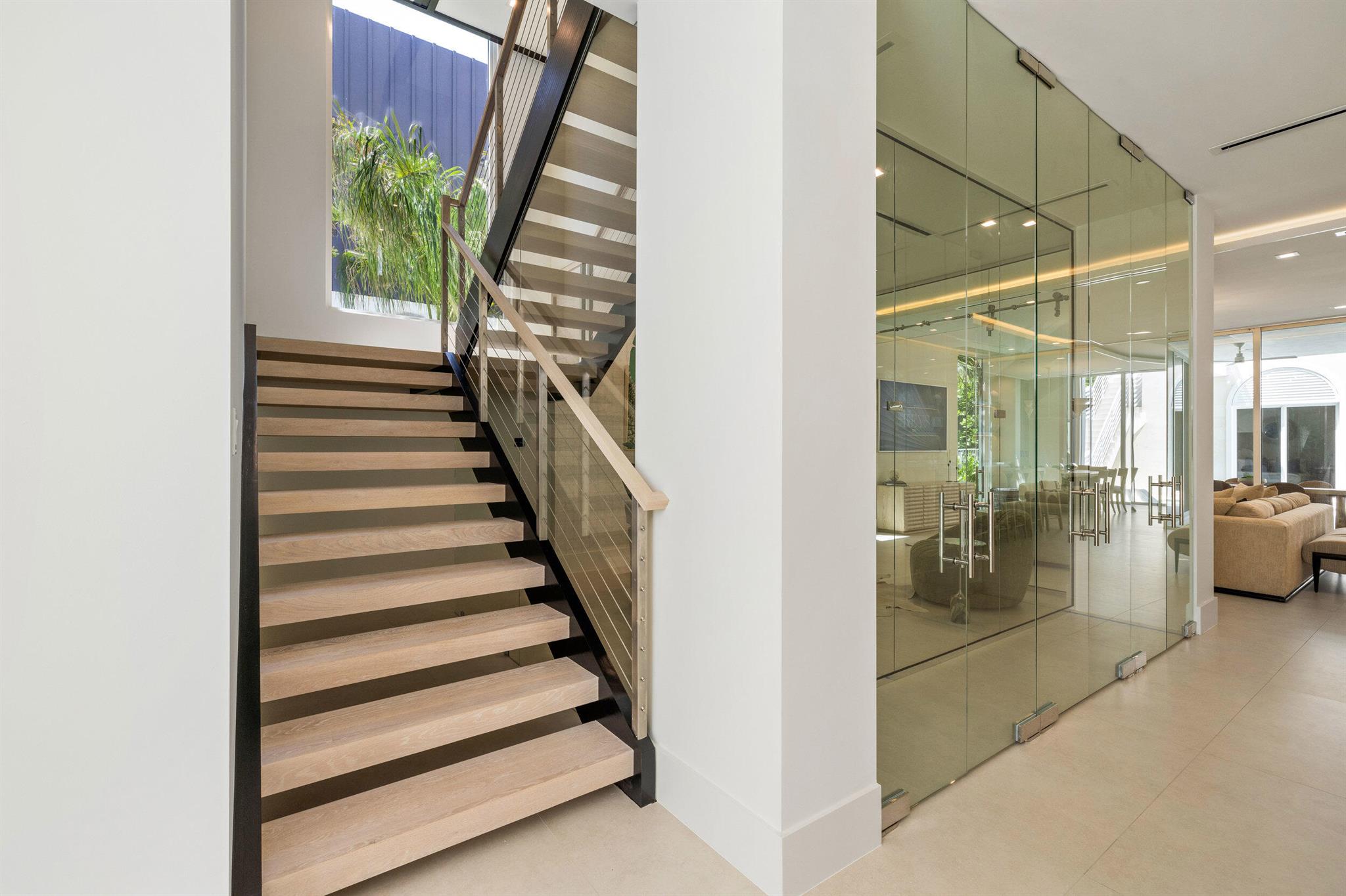 812 Palm Trail