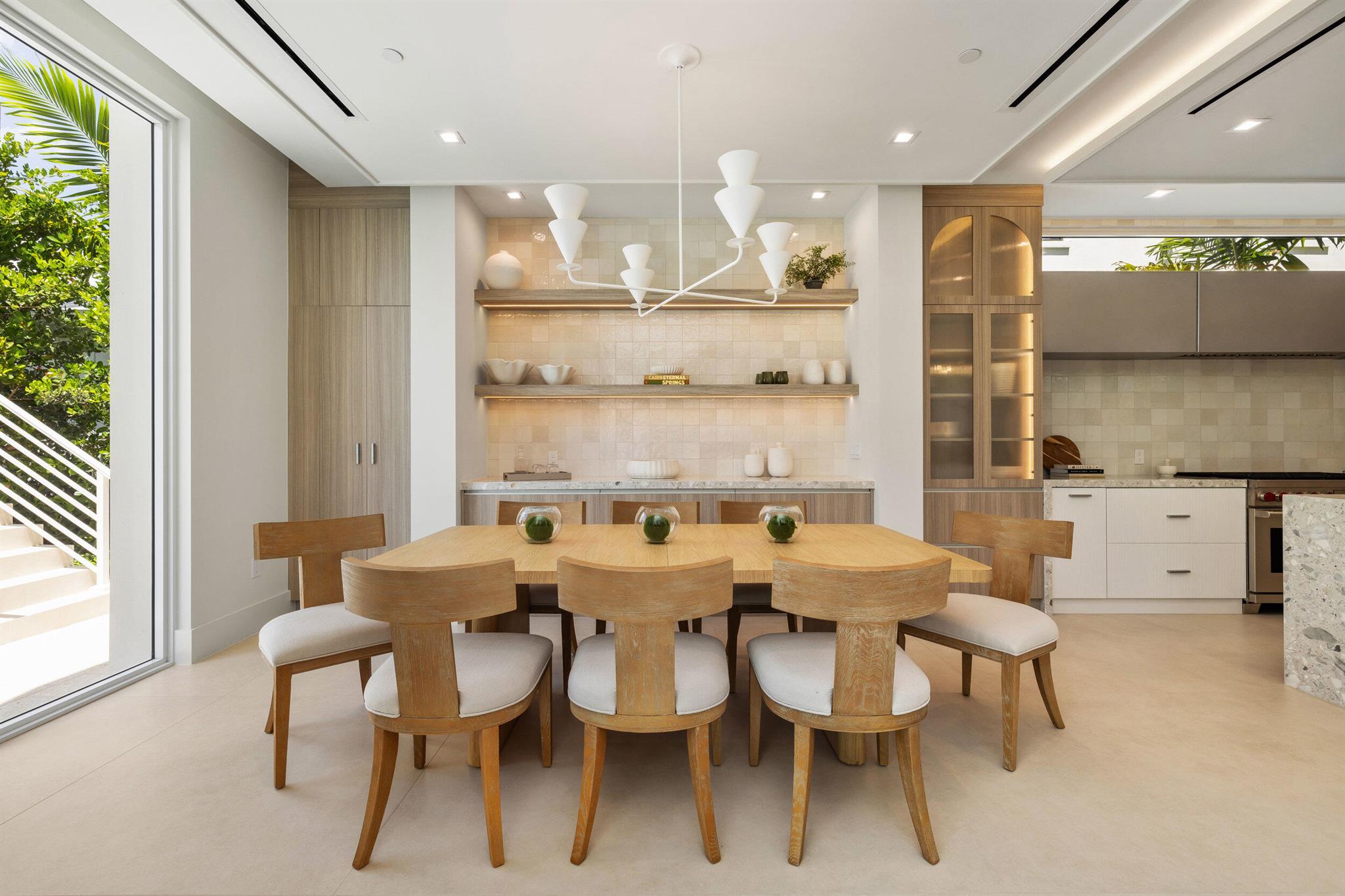 812 Palm Trail