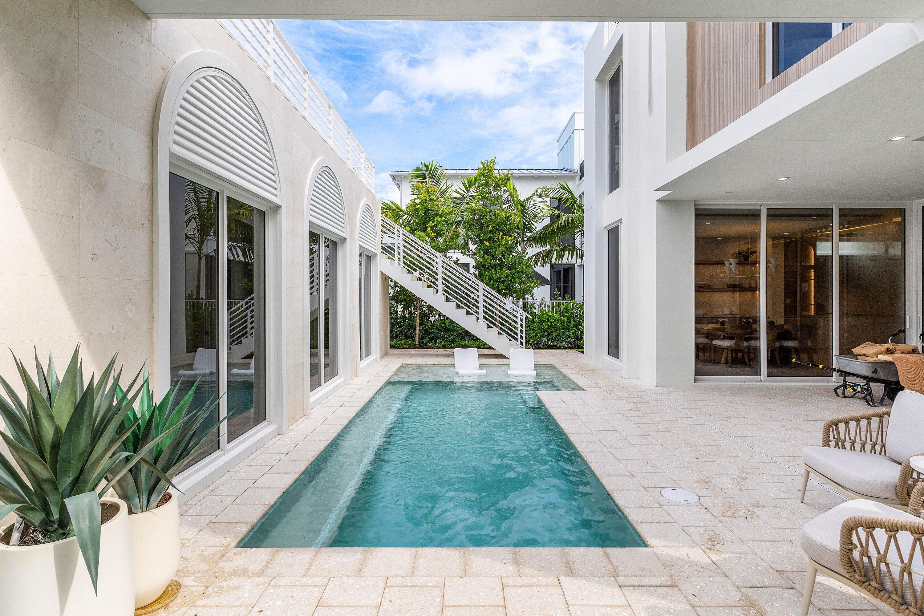 812 Palm Trail