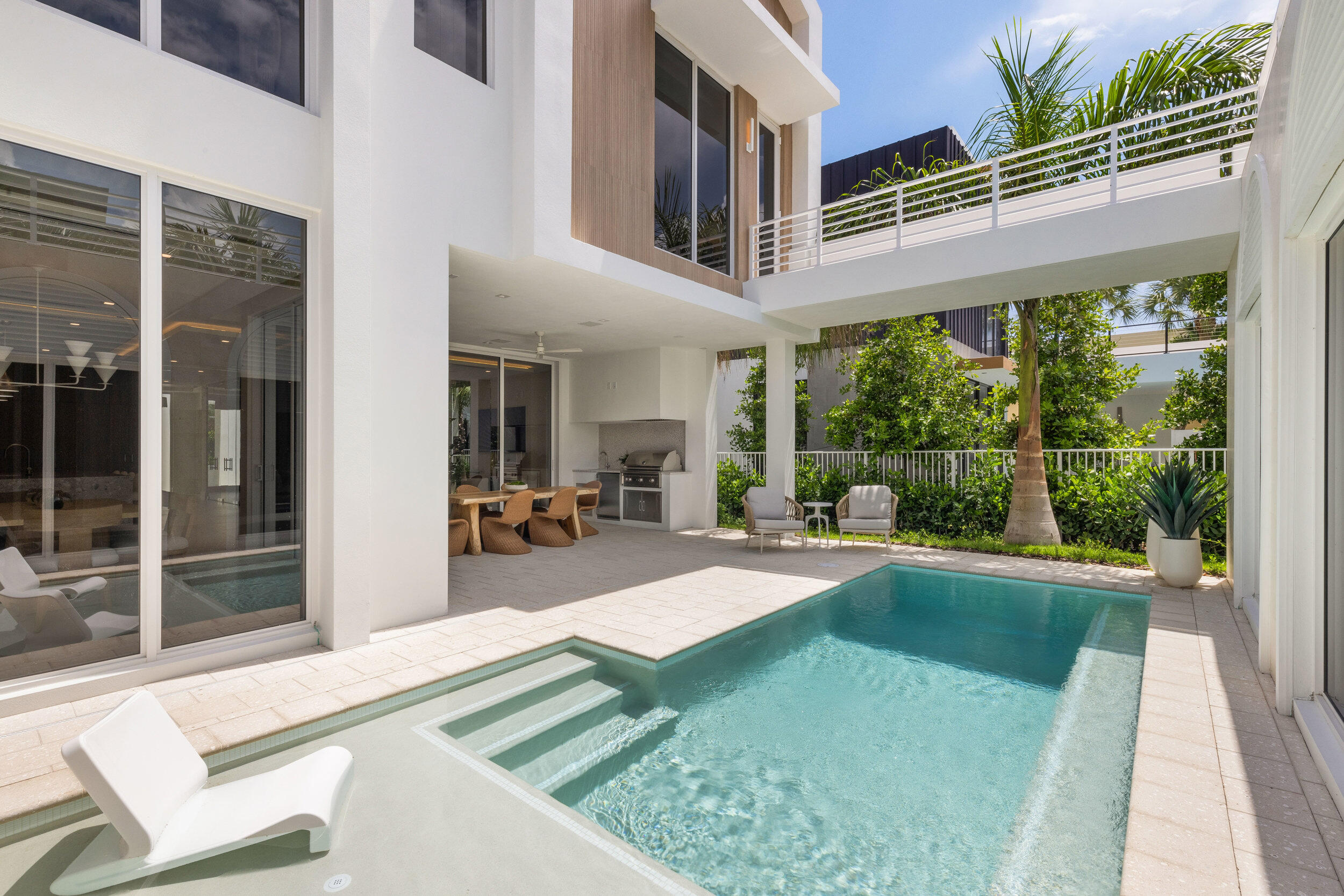 812 Palm Trail