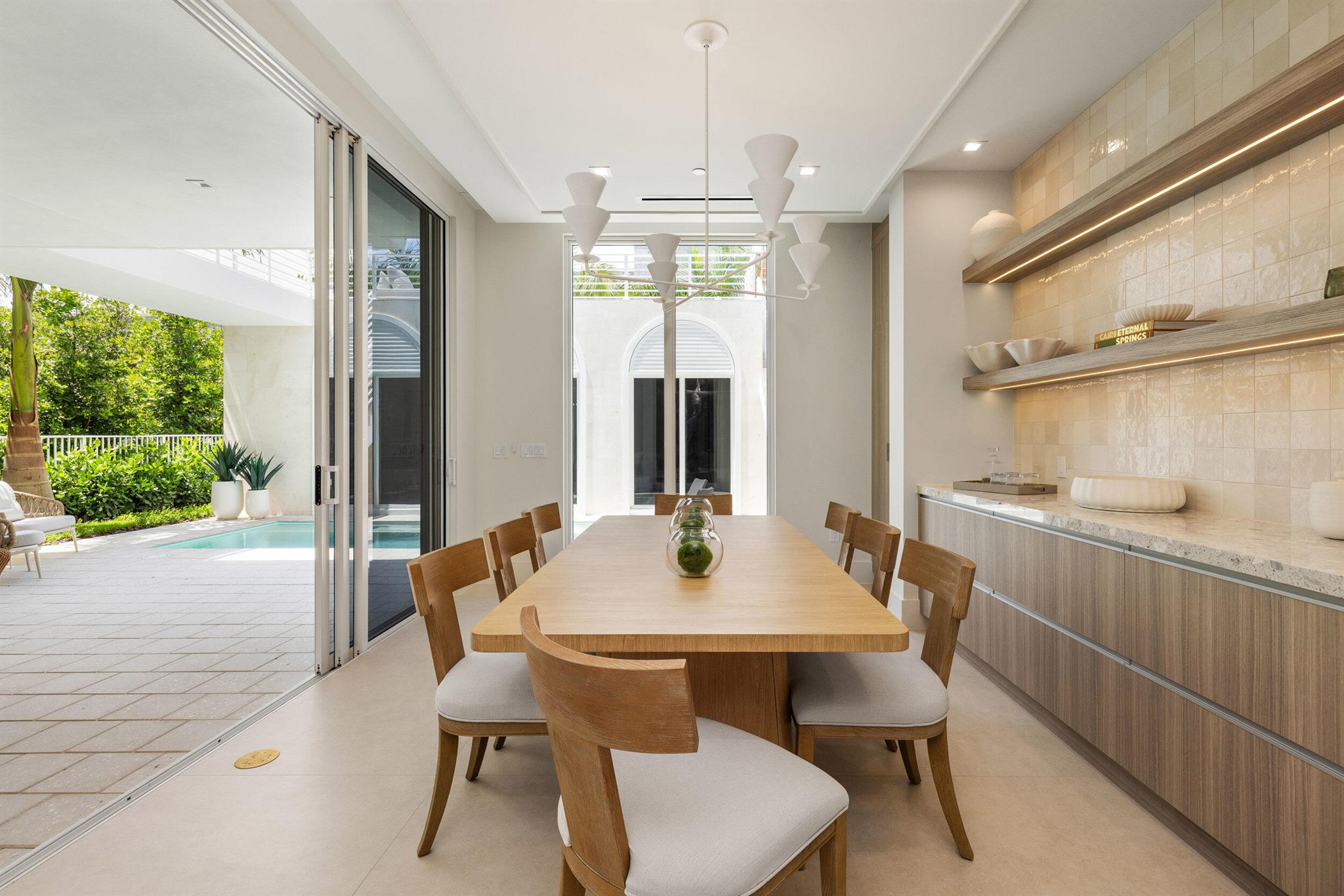 812 Palm Trail