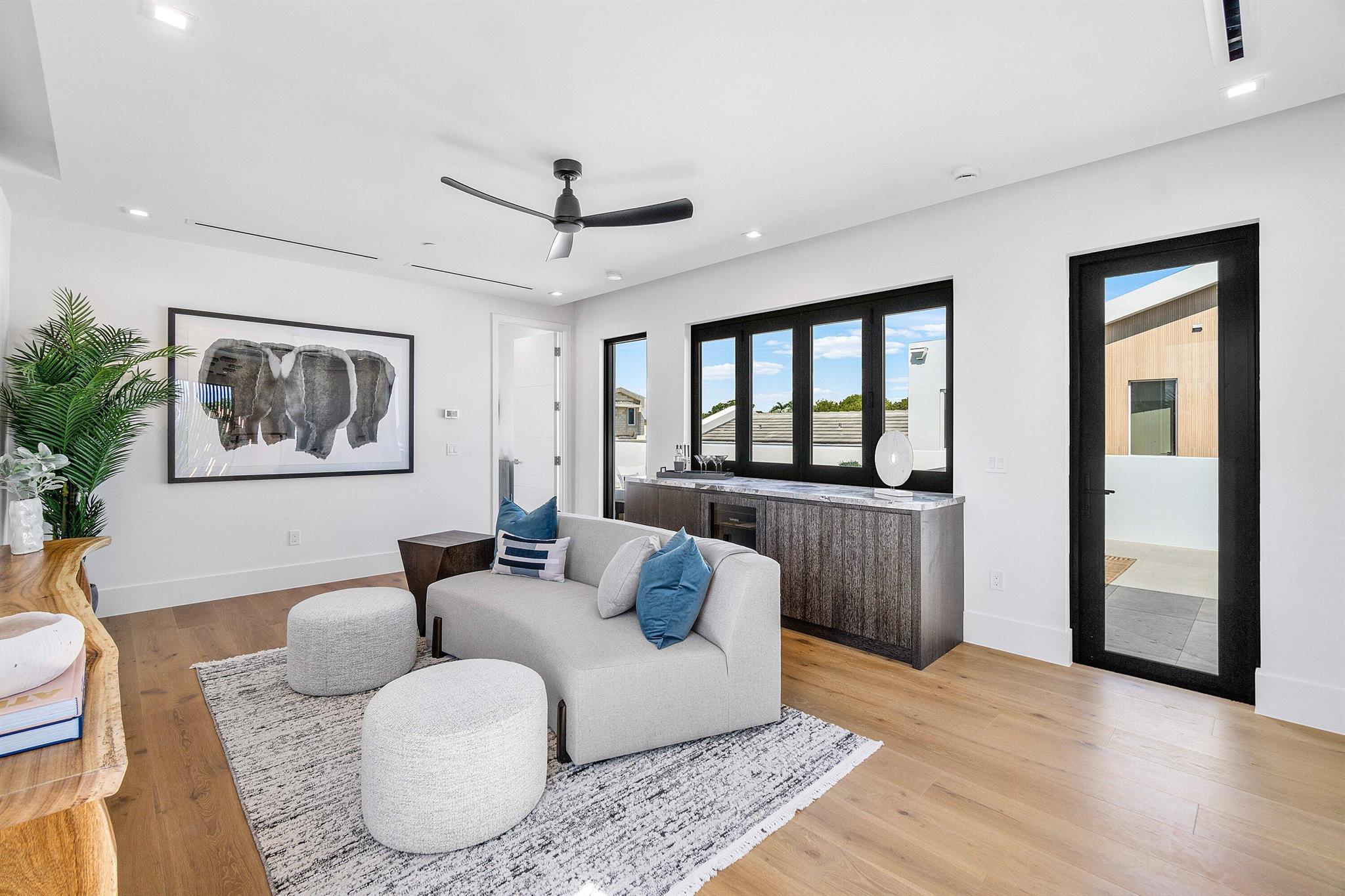 810 Palm Trail