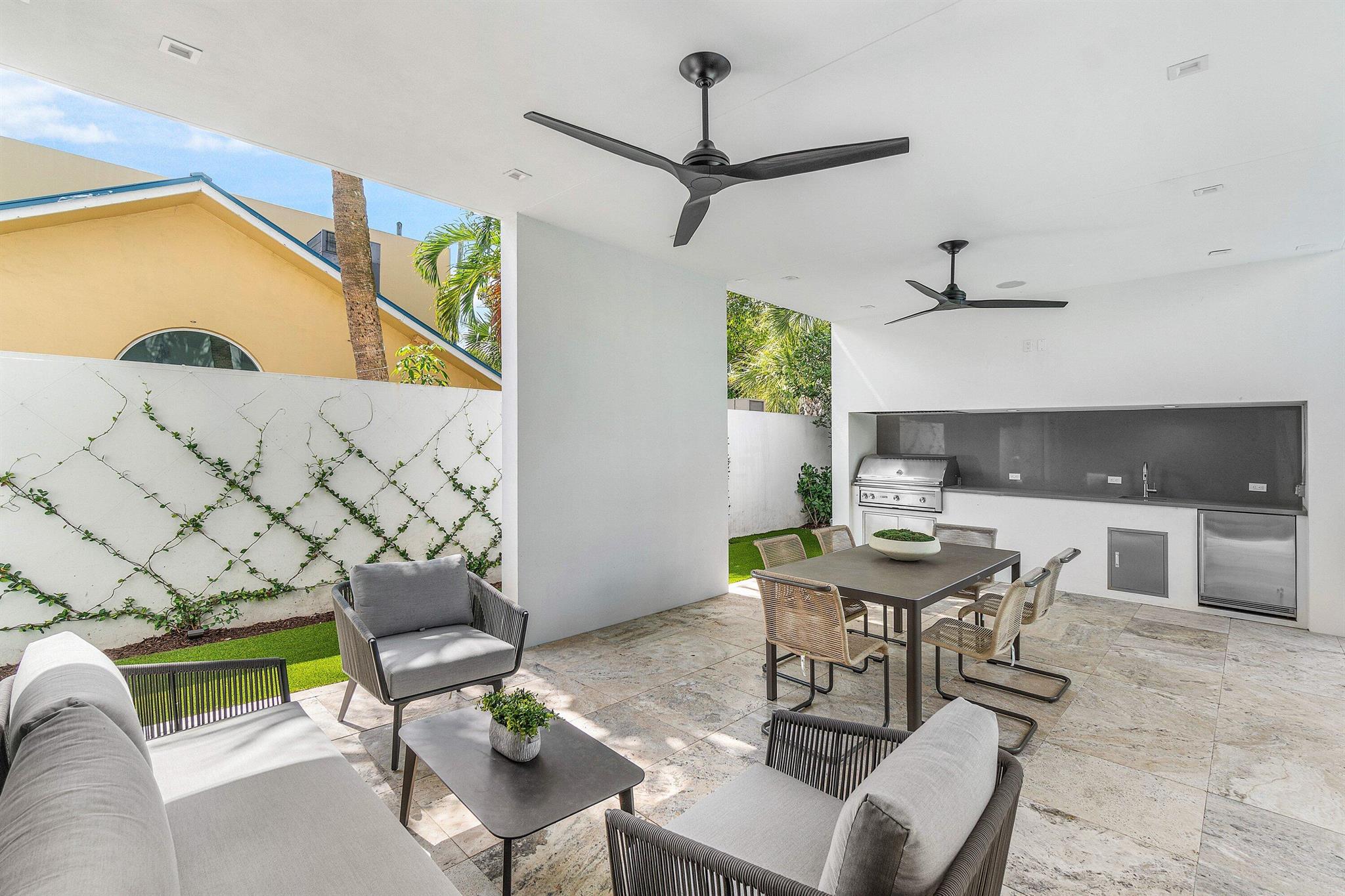810 Palm Trail