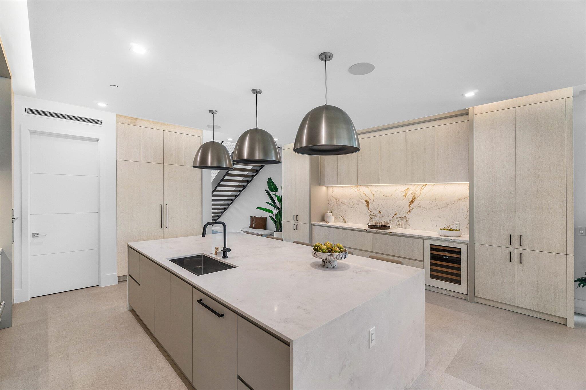 810 Palm Trail
