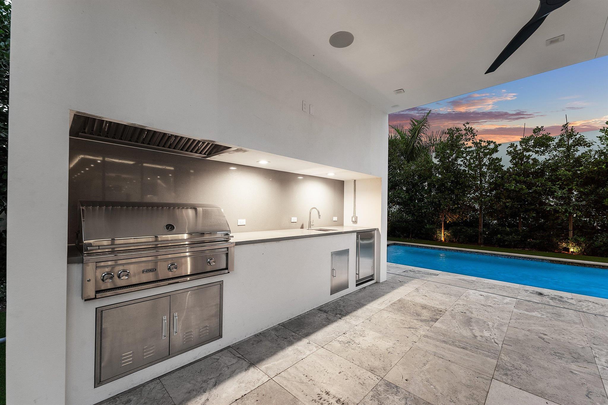 810 Palm Trail