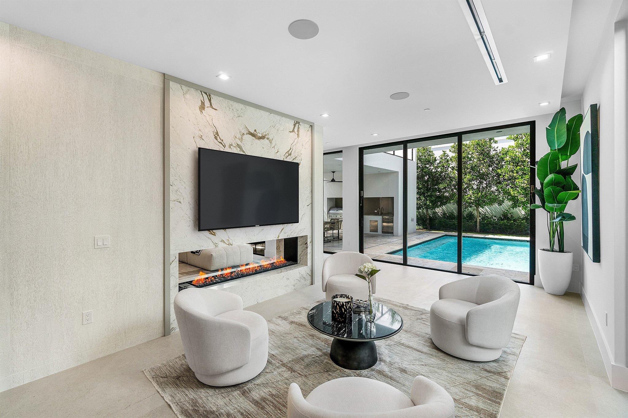 810 Palm Trail