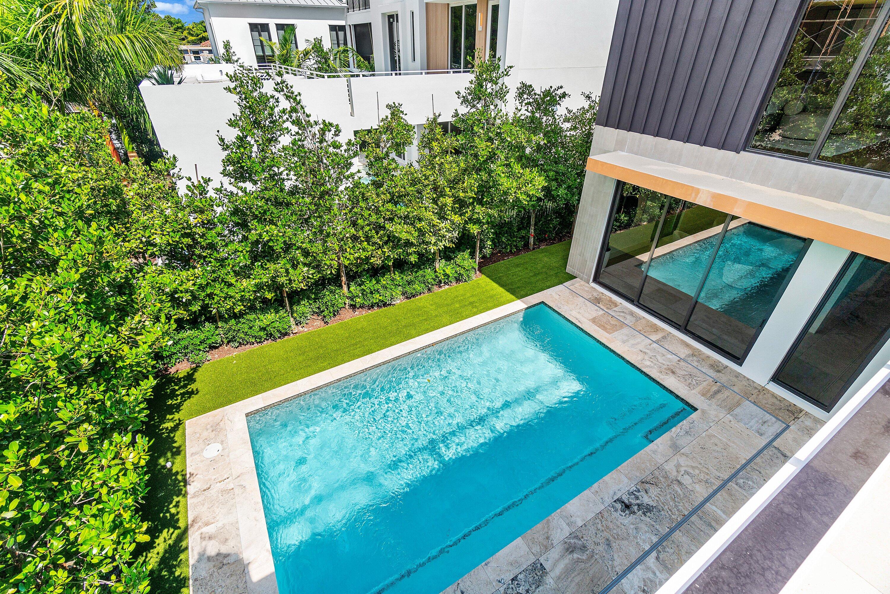 810 Palm Trail