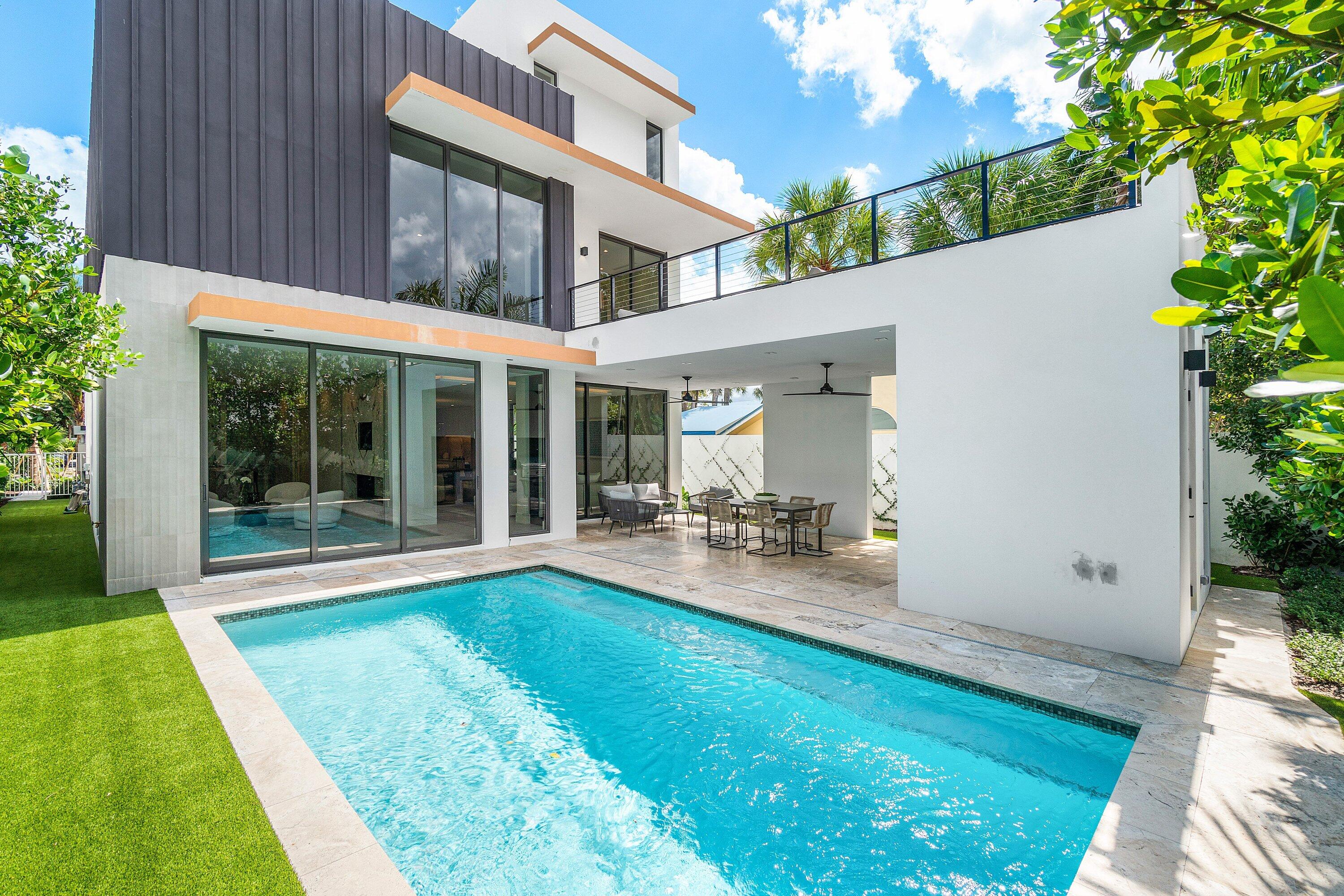 810 Palm Trail