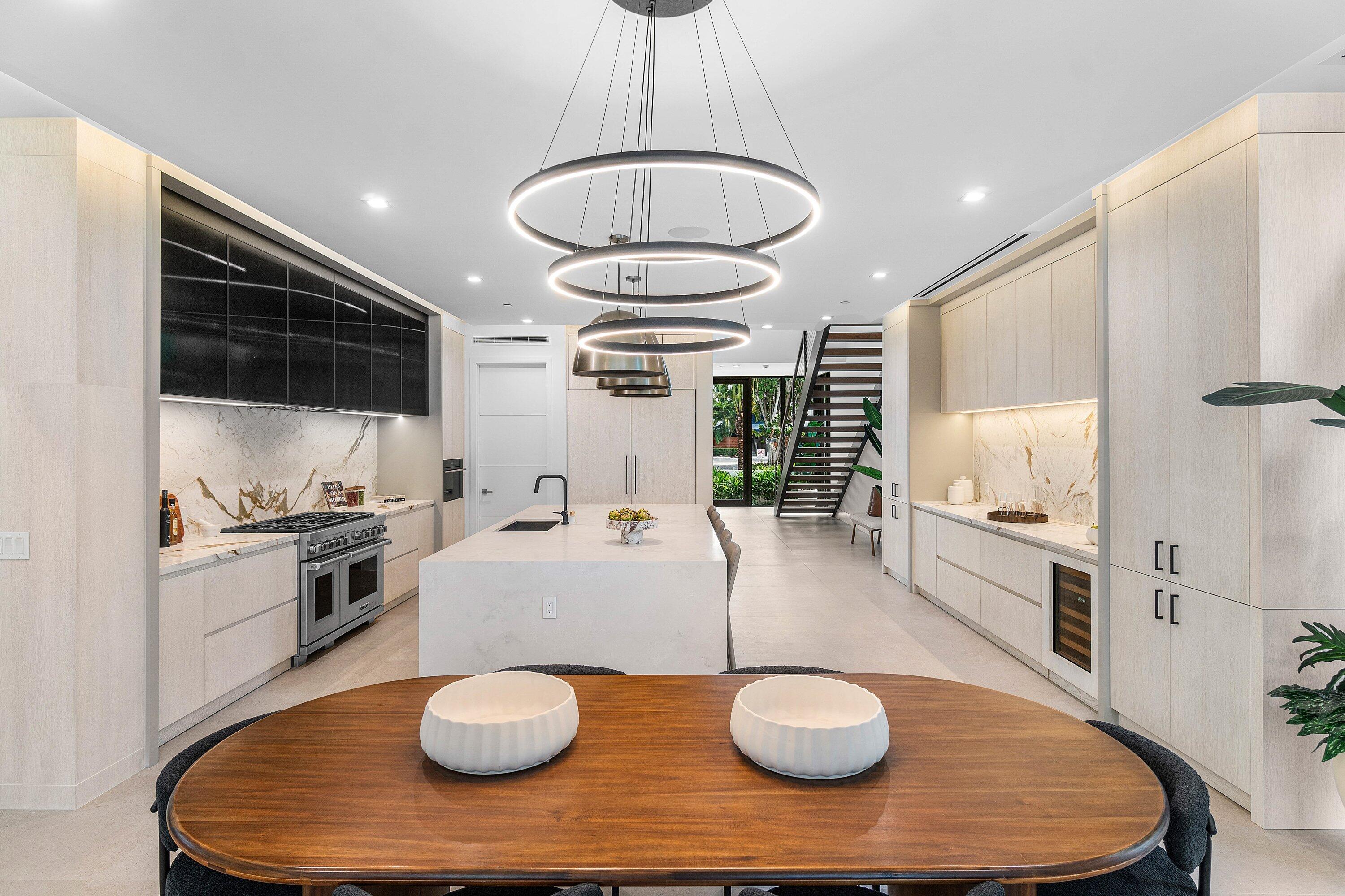 810 Palm Trail