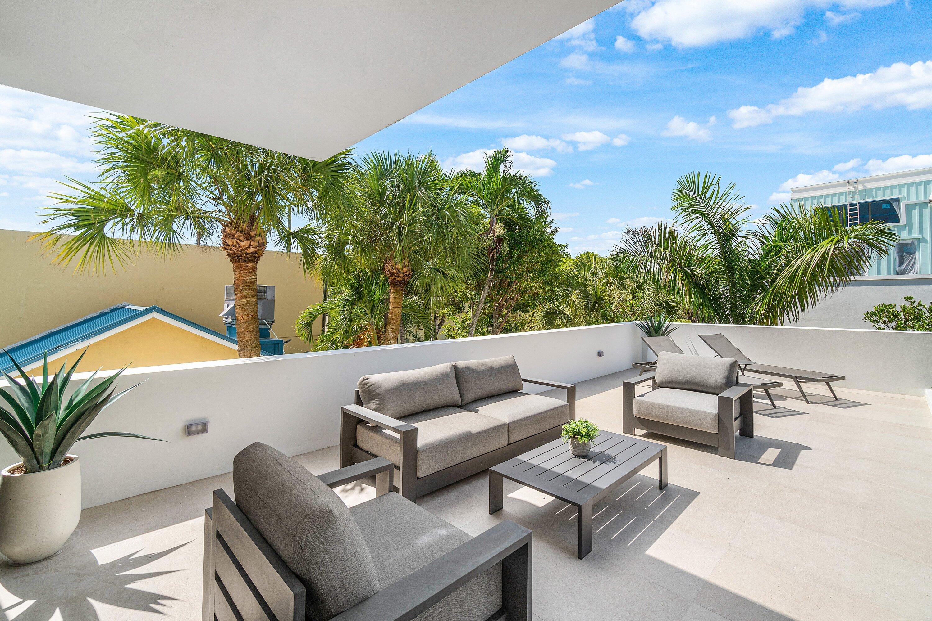 810 Palm Trail