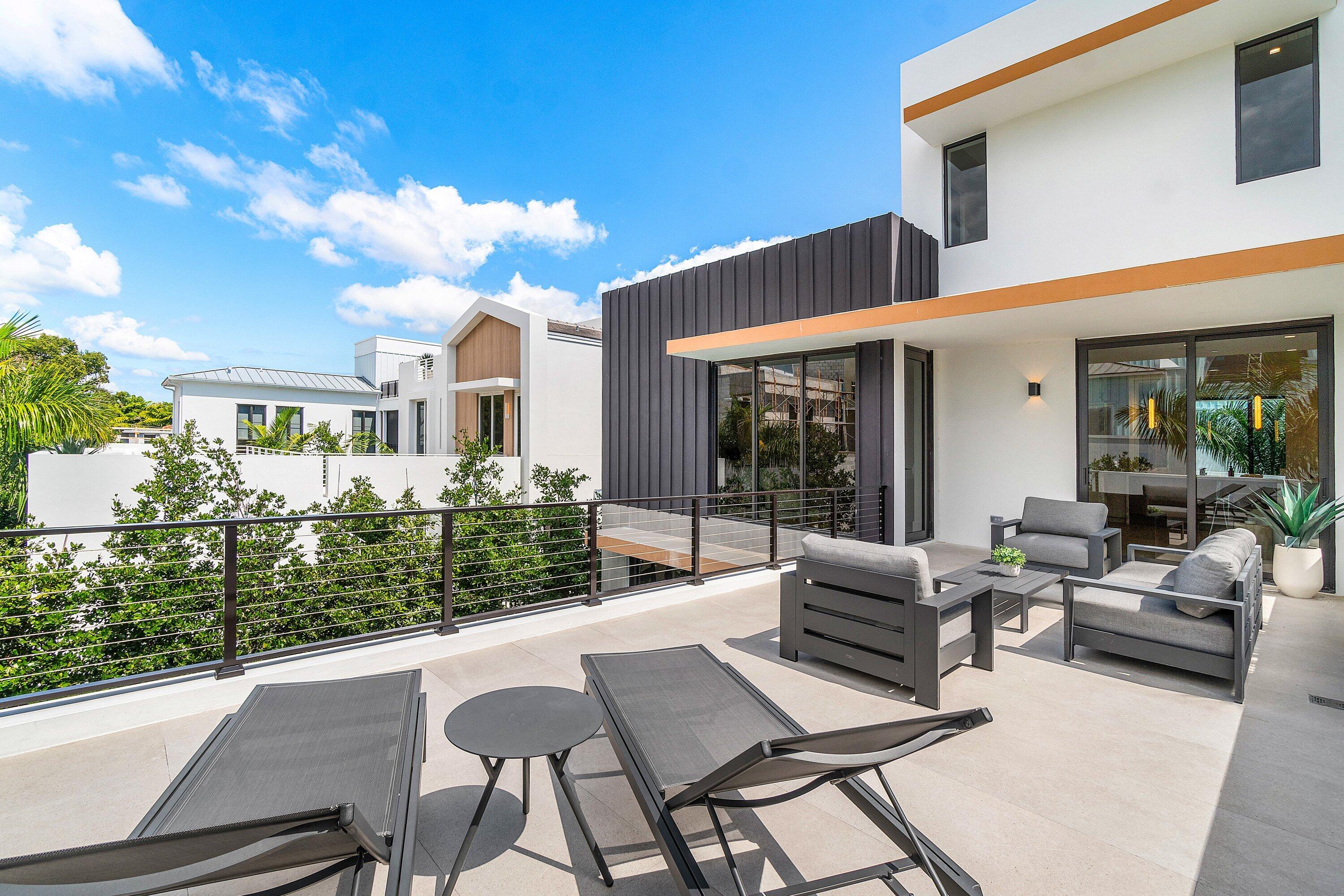 810 Palm Trail