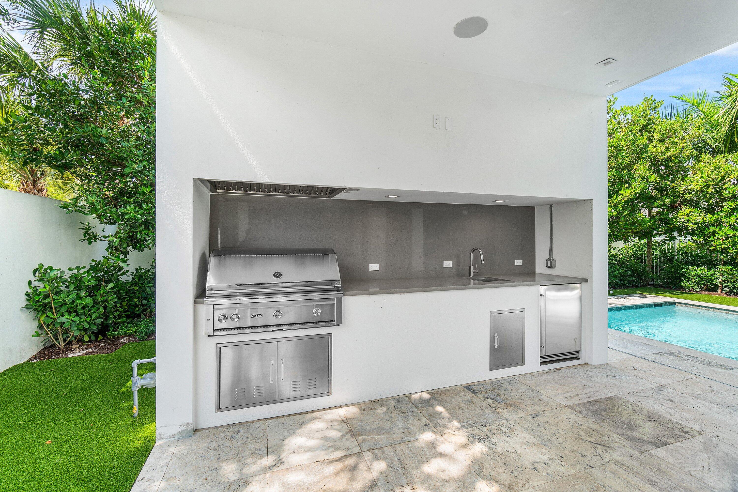 810 Palm Trail