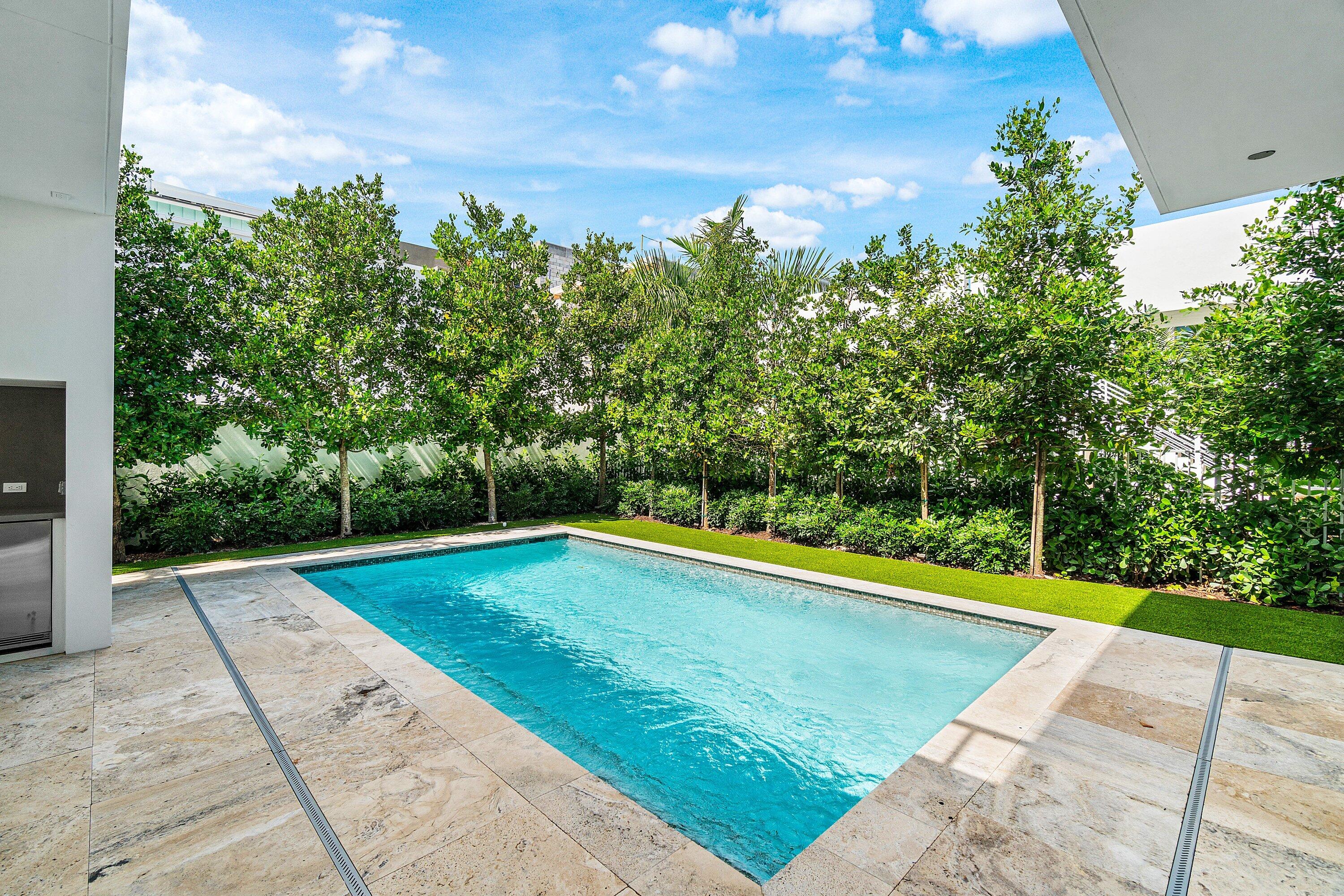 810 Palm Trail