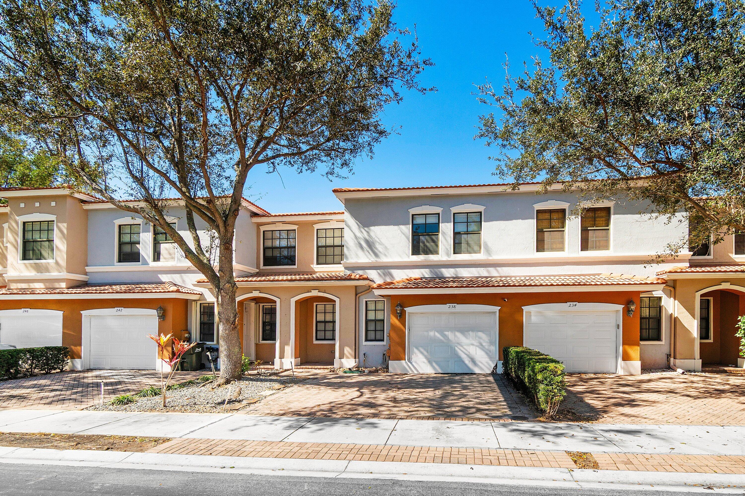 238 E Chrystie Circle