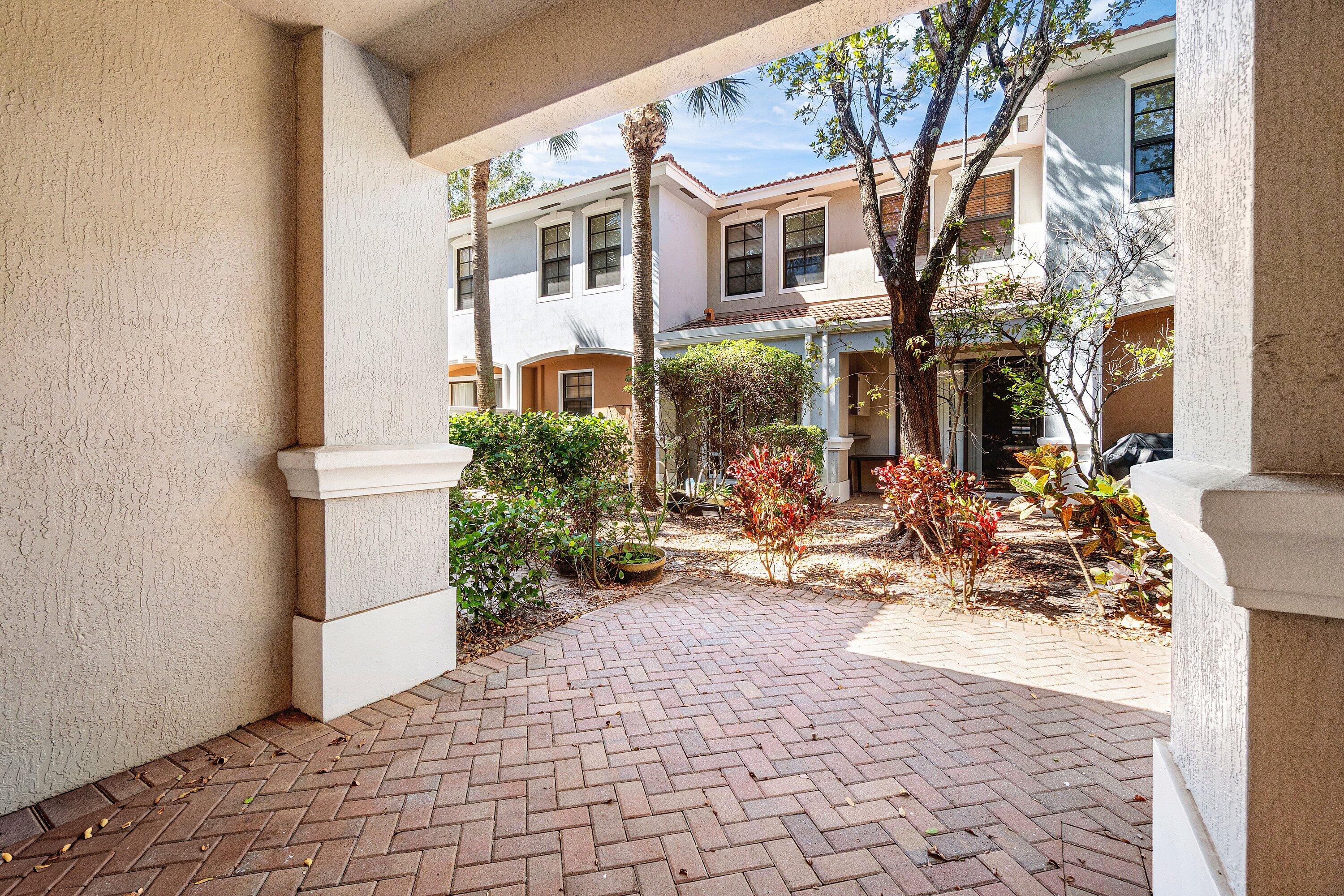 238 E Chrystie Circle