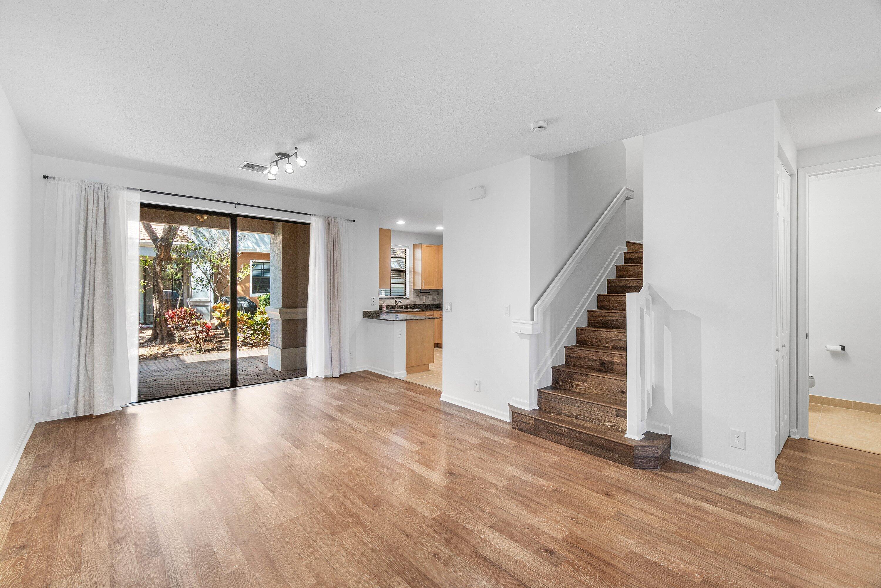 238 E Chrystie Circle