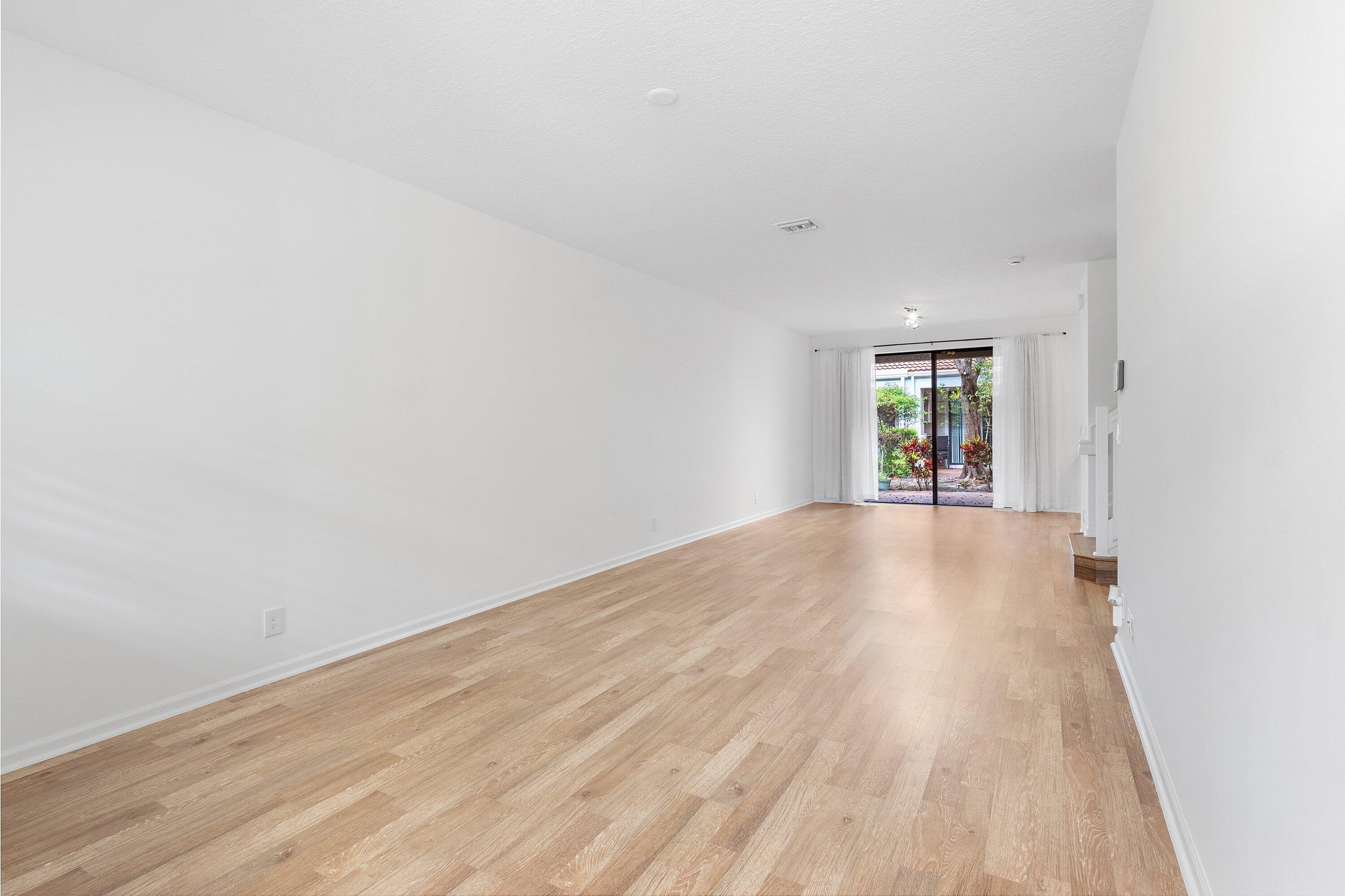 238 E Chrystie Circle