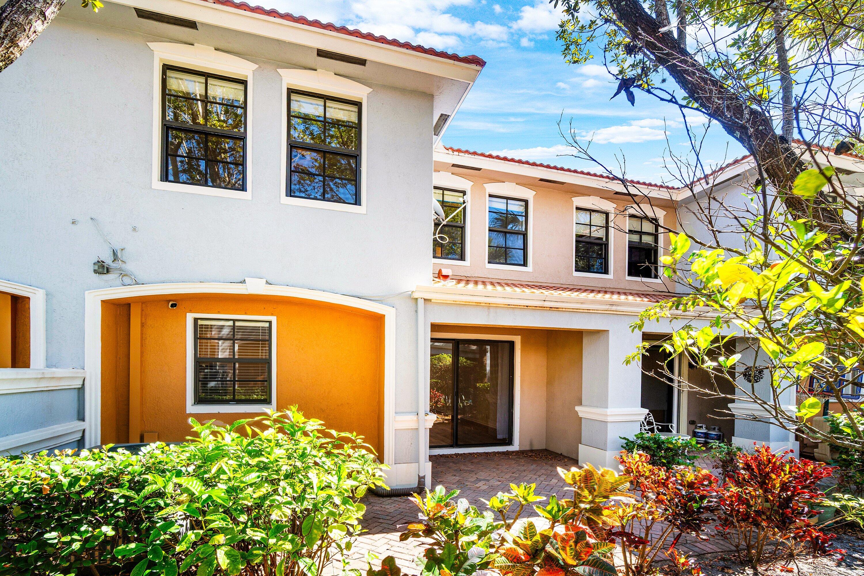 238 E Chrystie Circle