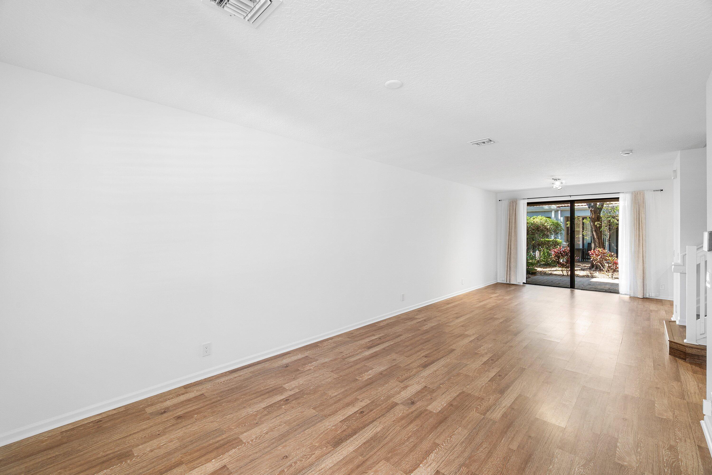 238 E Chrystie Circle