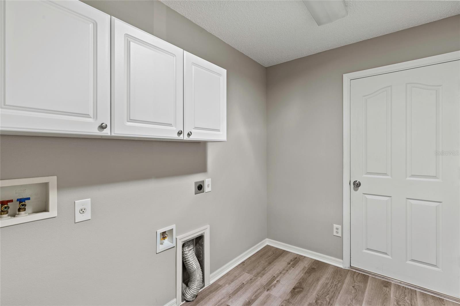 936 WALKER LOOP