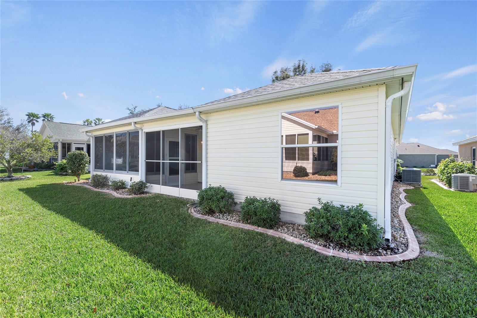 936 WALKER LOOP