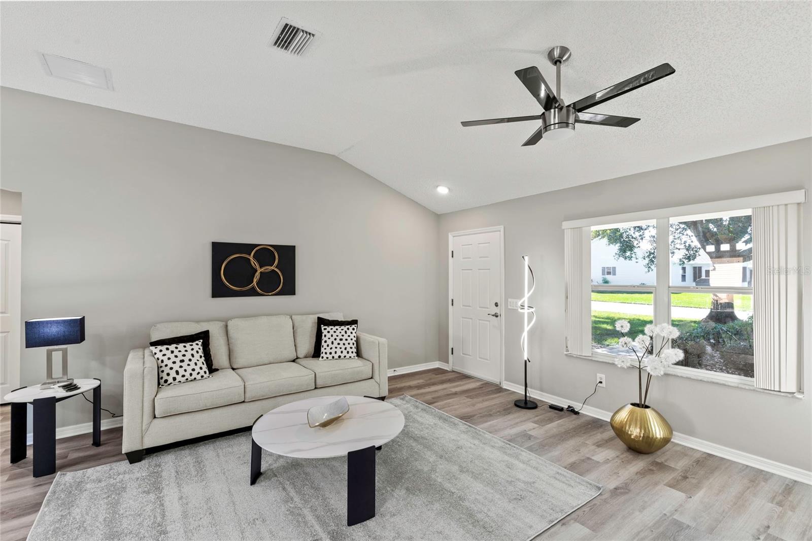 936 WALKER LOOP