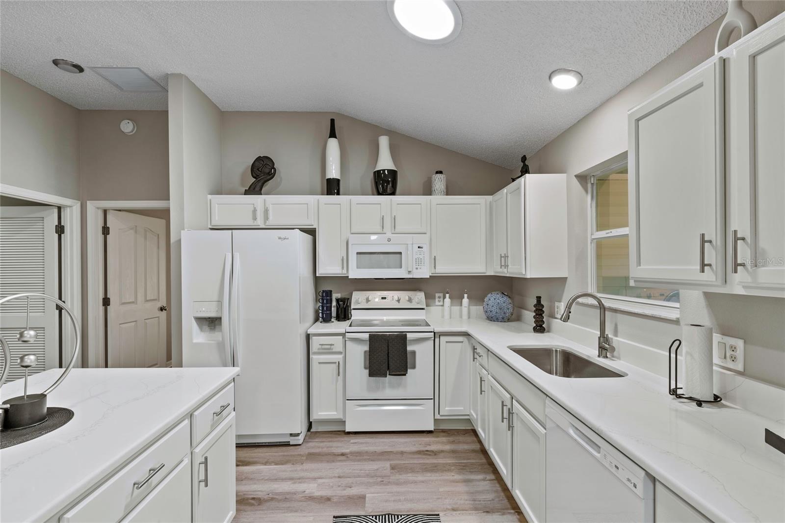936 WALKER LOOP