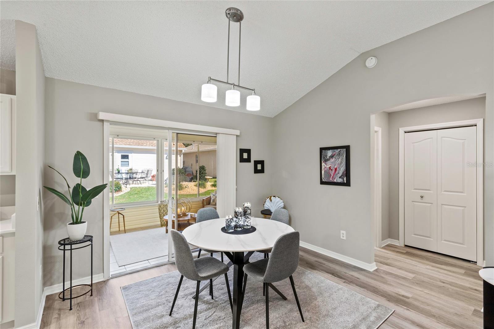 936 WALKER LOOP
