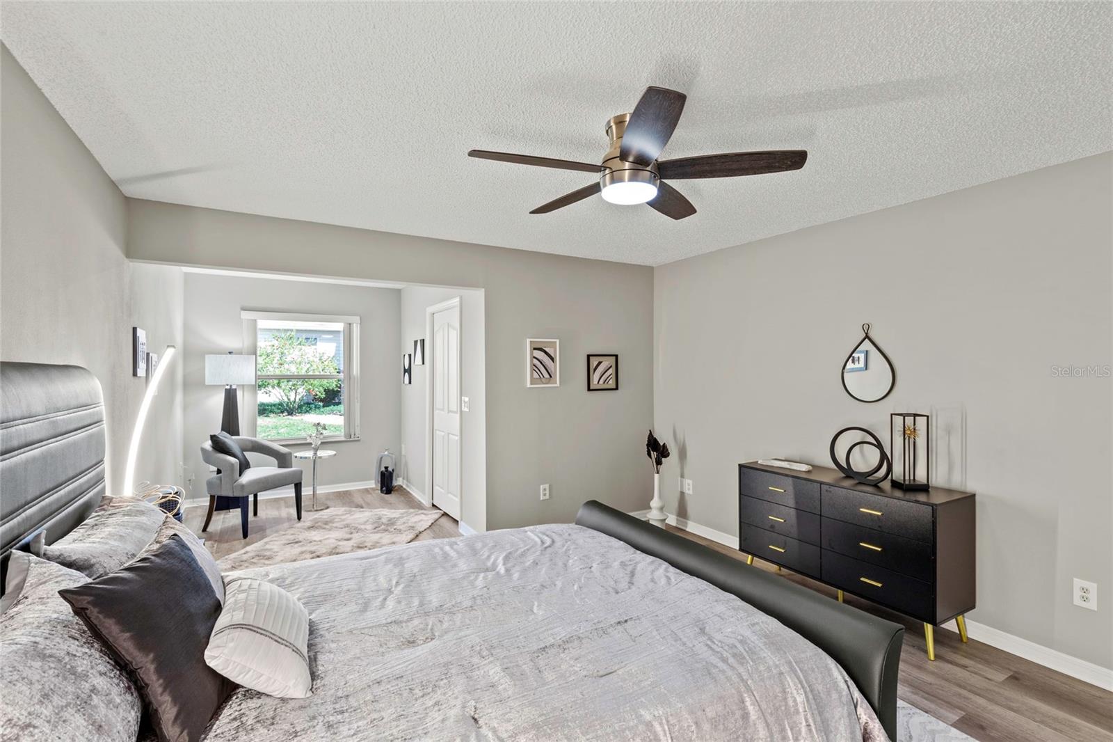 936 WALKER LOOP