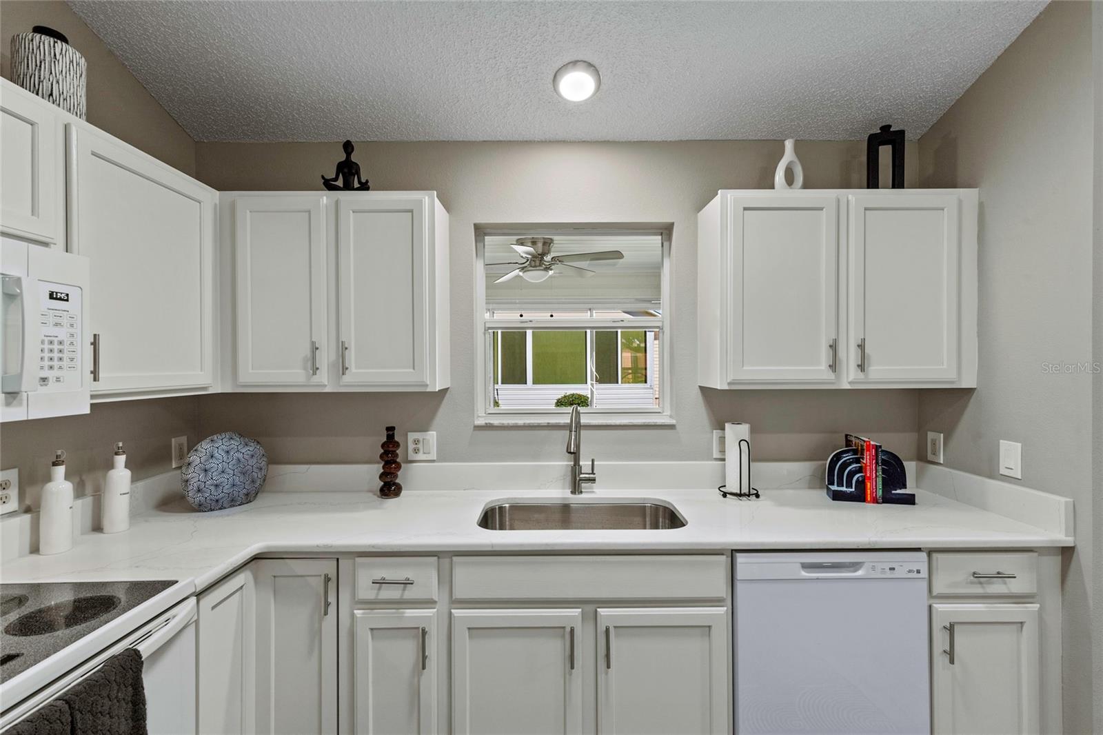 936 WALKER LOOP