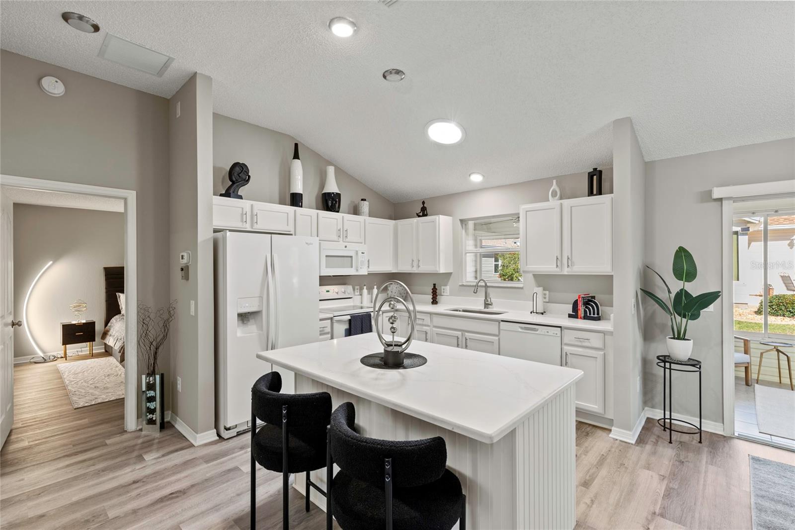 936 WALKER LOOP