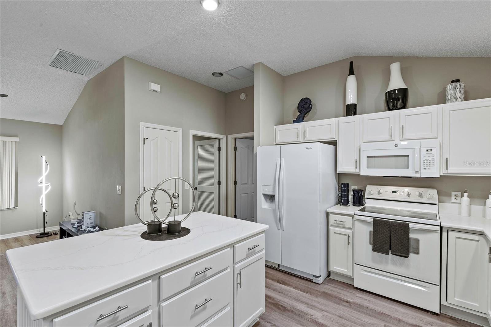 936 WALKER LOOP