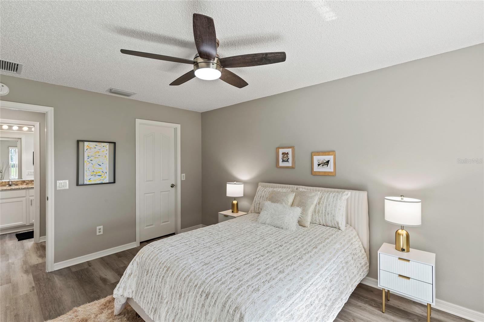 936 WALKER LOOP