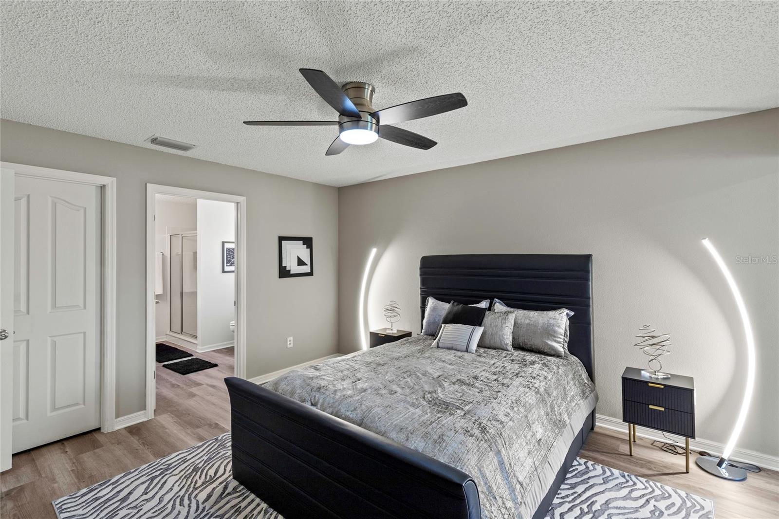 936 WALKER LOOP