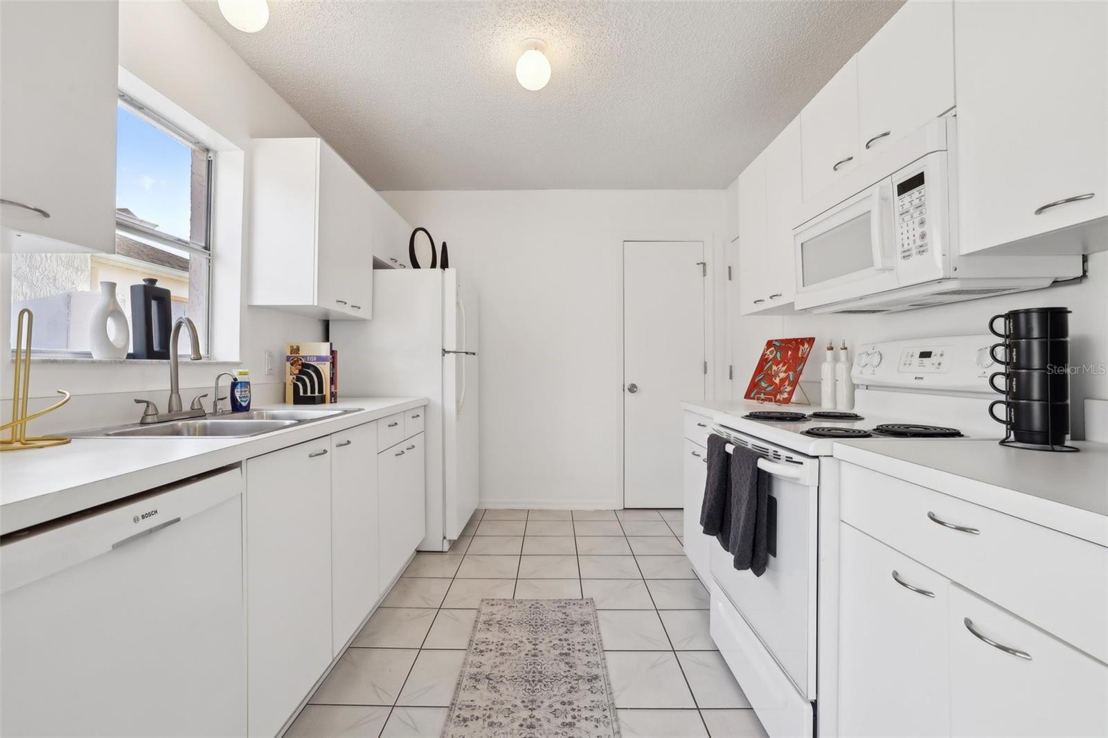 731 HERNANDEZ DR