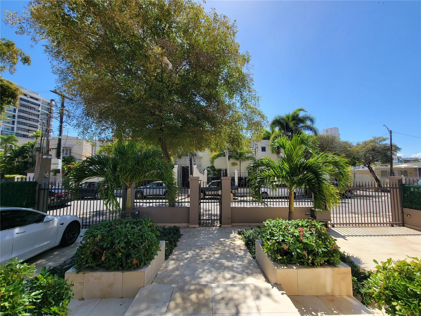 1151 MAGDALENA AVE